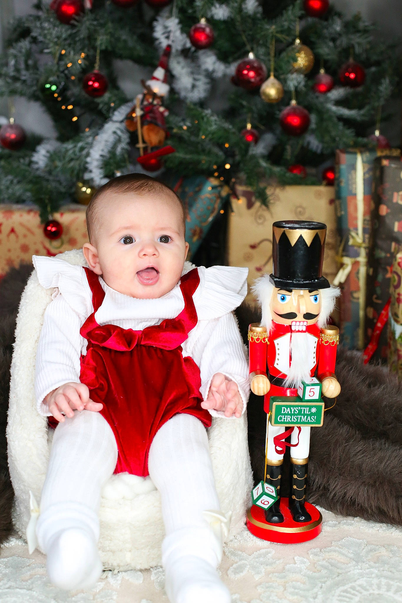 Cataleya participe au concours pour gagner de l'argent avec cette photo : baby, baby_toddler_clothing, christmas, christmas_decoration, christmas_eve, christmas_ornament, christmas_tree, event, eye, happy, head, holiday, holiday_ornament, human_body, ornament, person, sleeve, smile, surprise, toddler