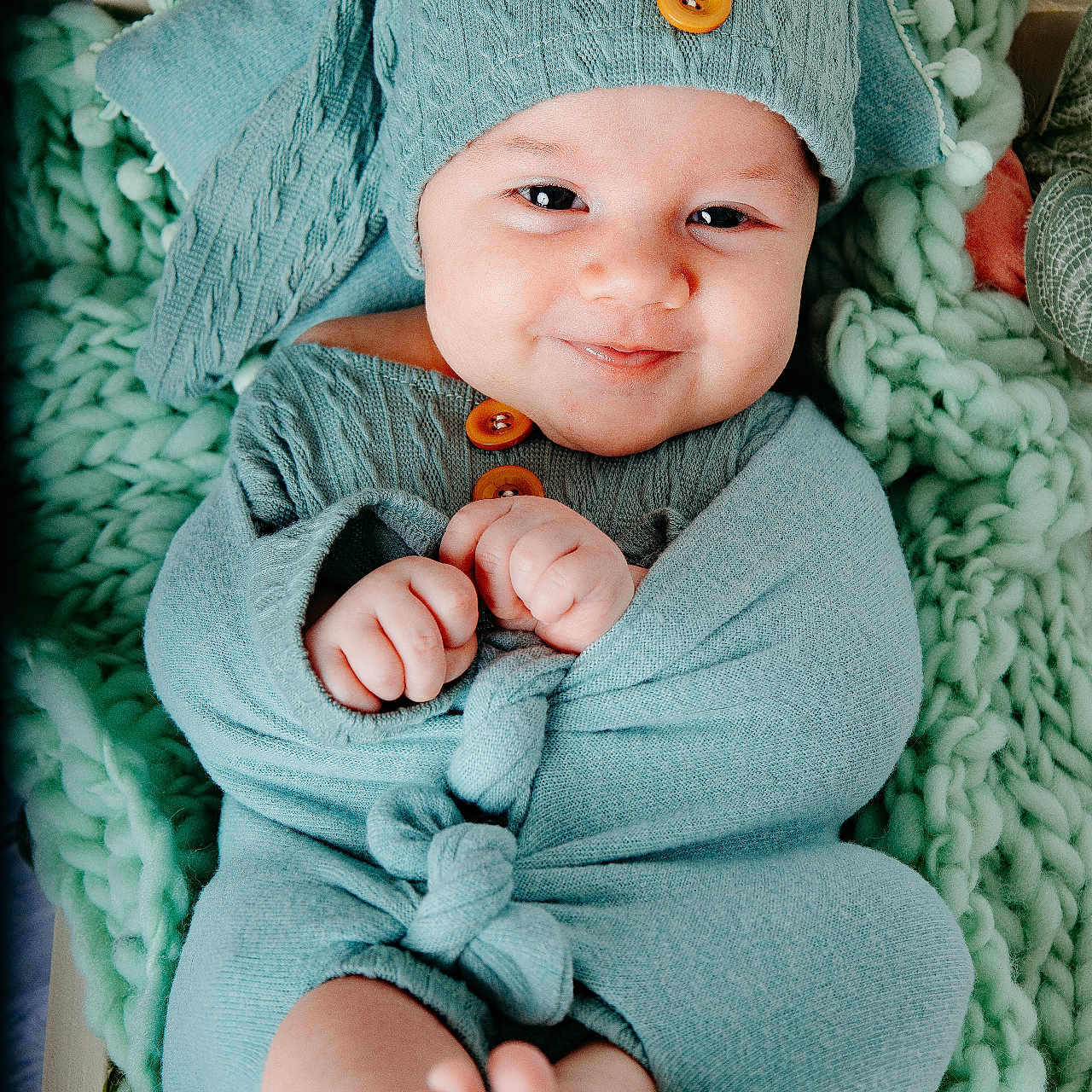 Noah a rejoint le concours — aidez-le/la à gagner de superbes lots ! baby, infant, smiling, knitwear, hat, blanket, cozy, green, cute, child, feet, hands, portrait, indoors, soft, warm, happy, face, person, wrapped