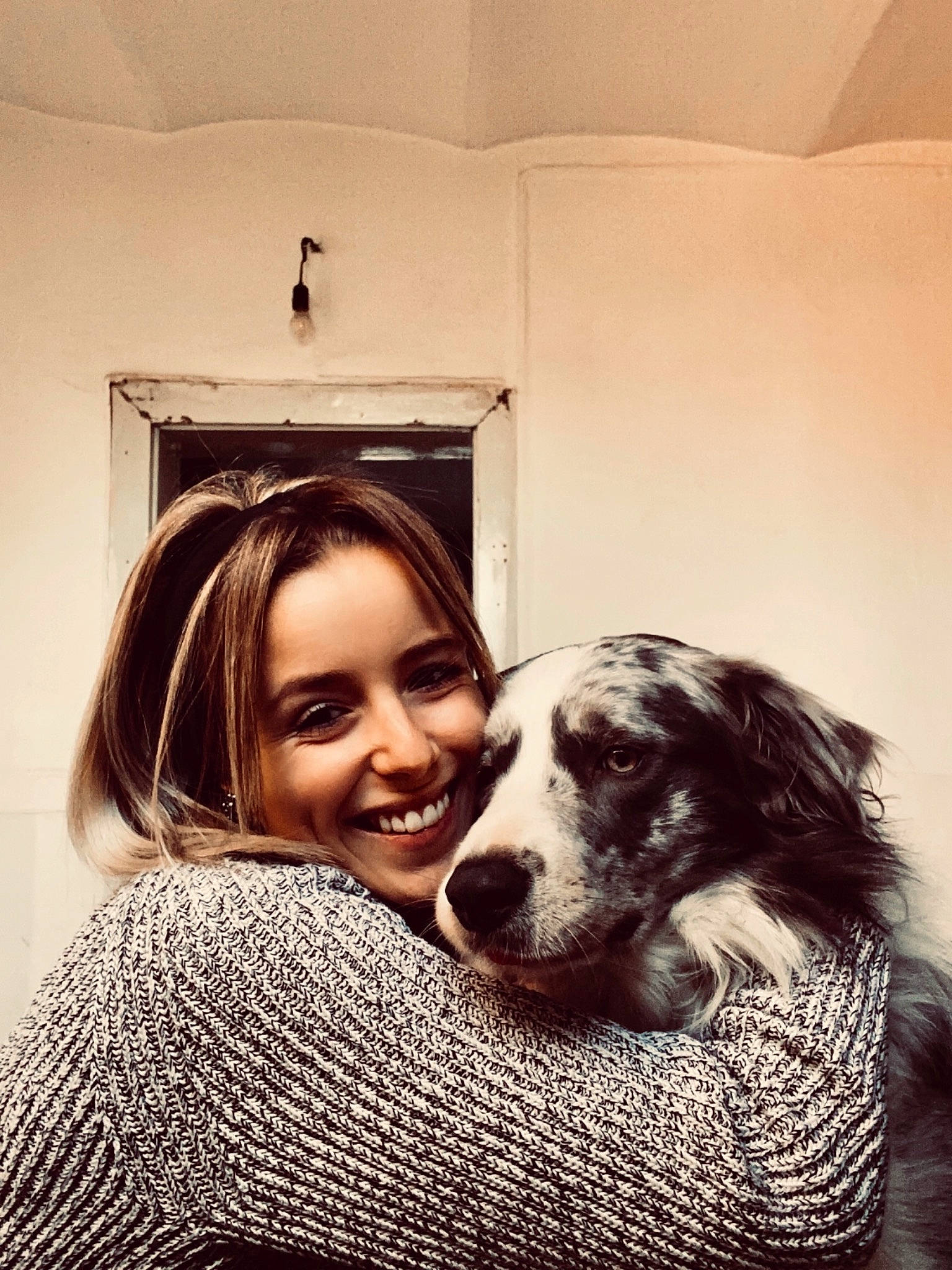 Boyka a rejoint le concours — aidez-le/la à gagner de superbes lots ! blond, carnivore, comfort, companion_dog, dog, dog_breed, eyewear, flash_photography, happy, long_hair, monochrome, monochrome_photography, photograph, room, selfie, shoulder, smile, snout, style, tree