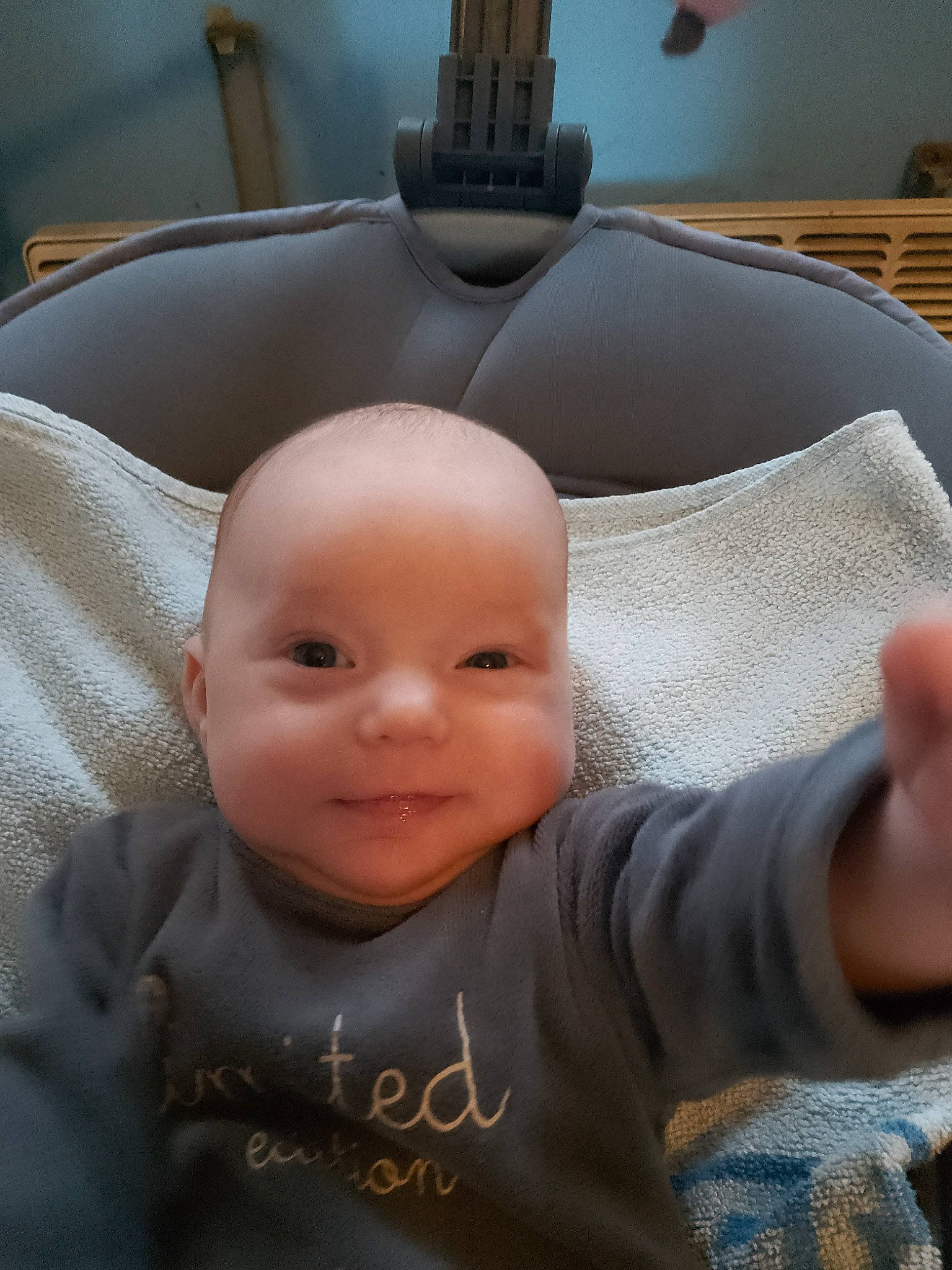 Léna participe au concours pour gagner de l'argent avec cette photo : baby, baby_products, baby_toddler_clothing, bedding, car_seat, child, comfort, finger, fun, linens, mouth, nose, person, room, selfie, sitting, sleeve, smile, t_shirt, textile