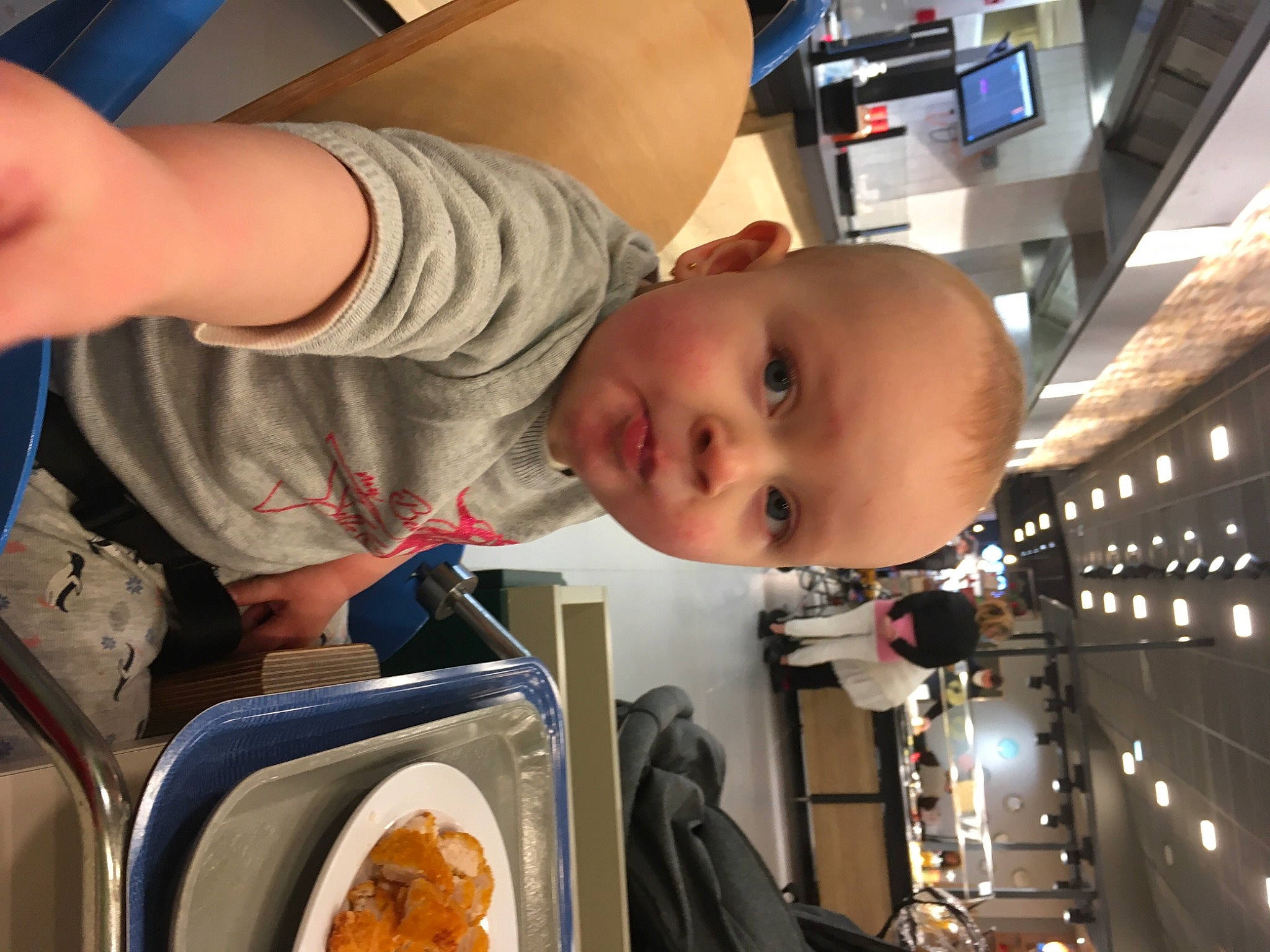 Chelsea participe au concours pour gagner de l'argent avec cette photo : arm, baby, baby_products, chest, child, comfort_food, cuisine, dish, flooring, food, fun, ingredient, junk_food, person, plate, room, t_shirt, tableware, toddler