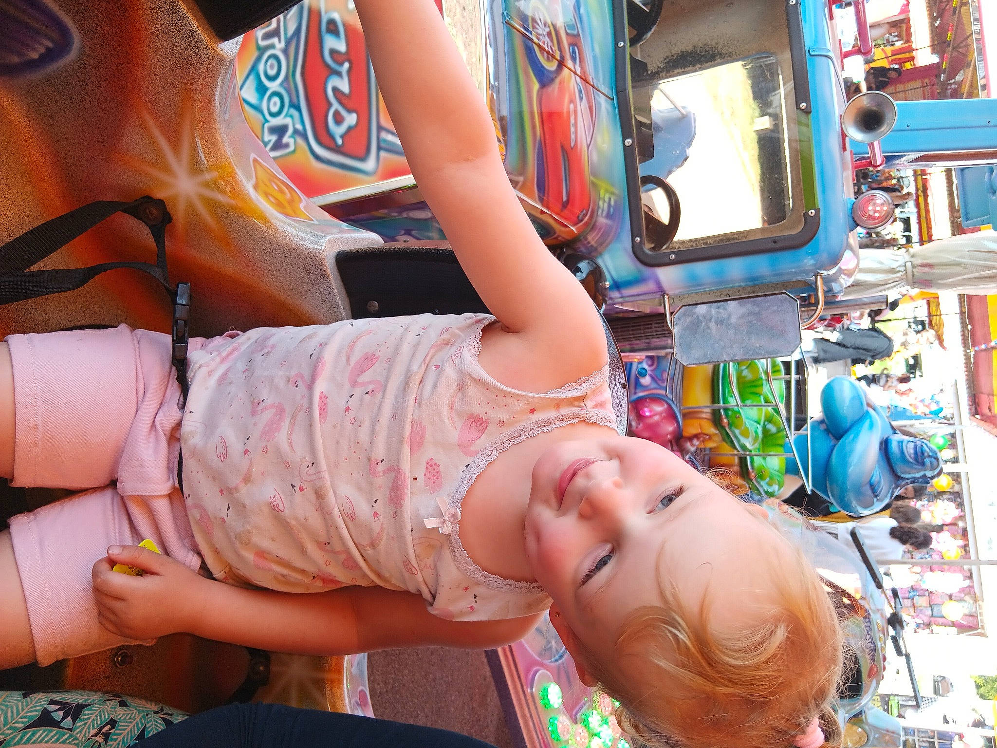 Chelsea participe au concours pour gagner de l'argent avec cette photo : abdomen, chest, child, city, event, eyewear, flesh, fun, human_leg, joy, leisure, motor_vehicle, navel, orange, person, recreation, sandal, shorts, t_shirt, television