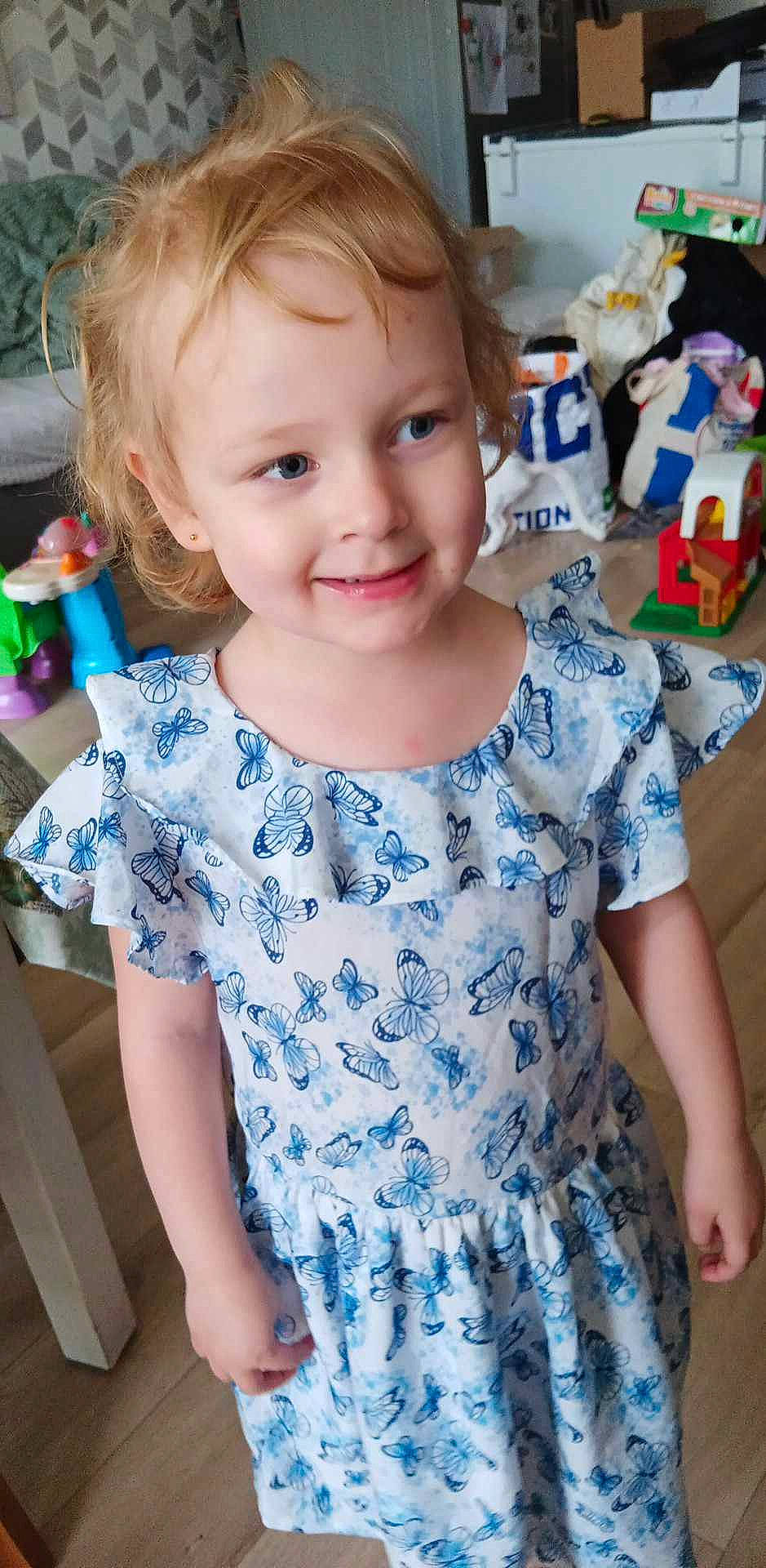 Chelsea participe au concours pour gagner de l'argent avec cette photo : azure, baby_toddler_clothing, clothing, eye, face, facial_expression, hair, hairstyle, happy, head, iris, joy, neck, organ, person, shoulder, skin, sleeve, smile, standing