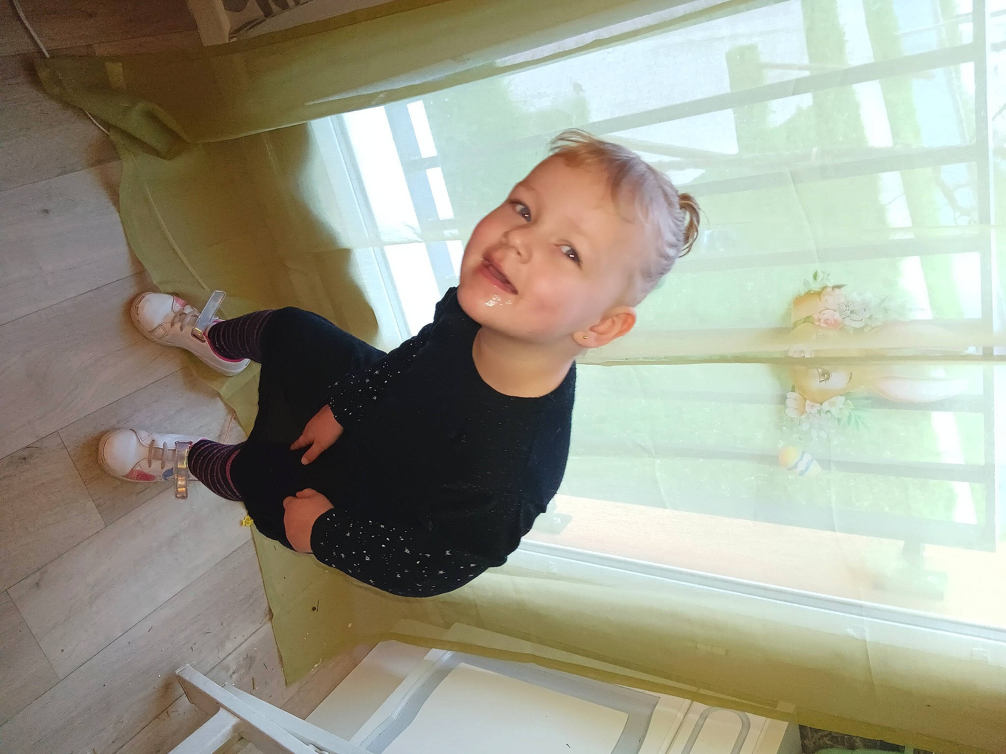 Chelsea participe au concours pour gagner de l'argent avec cette photo : balance, ceiling, child, daylighting, elbow, flooring, fun, happy, hardwood, joy, knee, leisure, person, room, smile, stairs, t_shirt, thumb, toddler, window