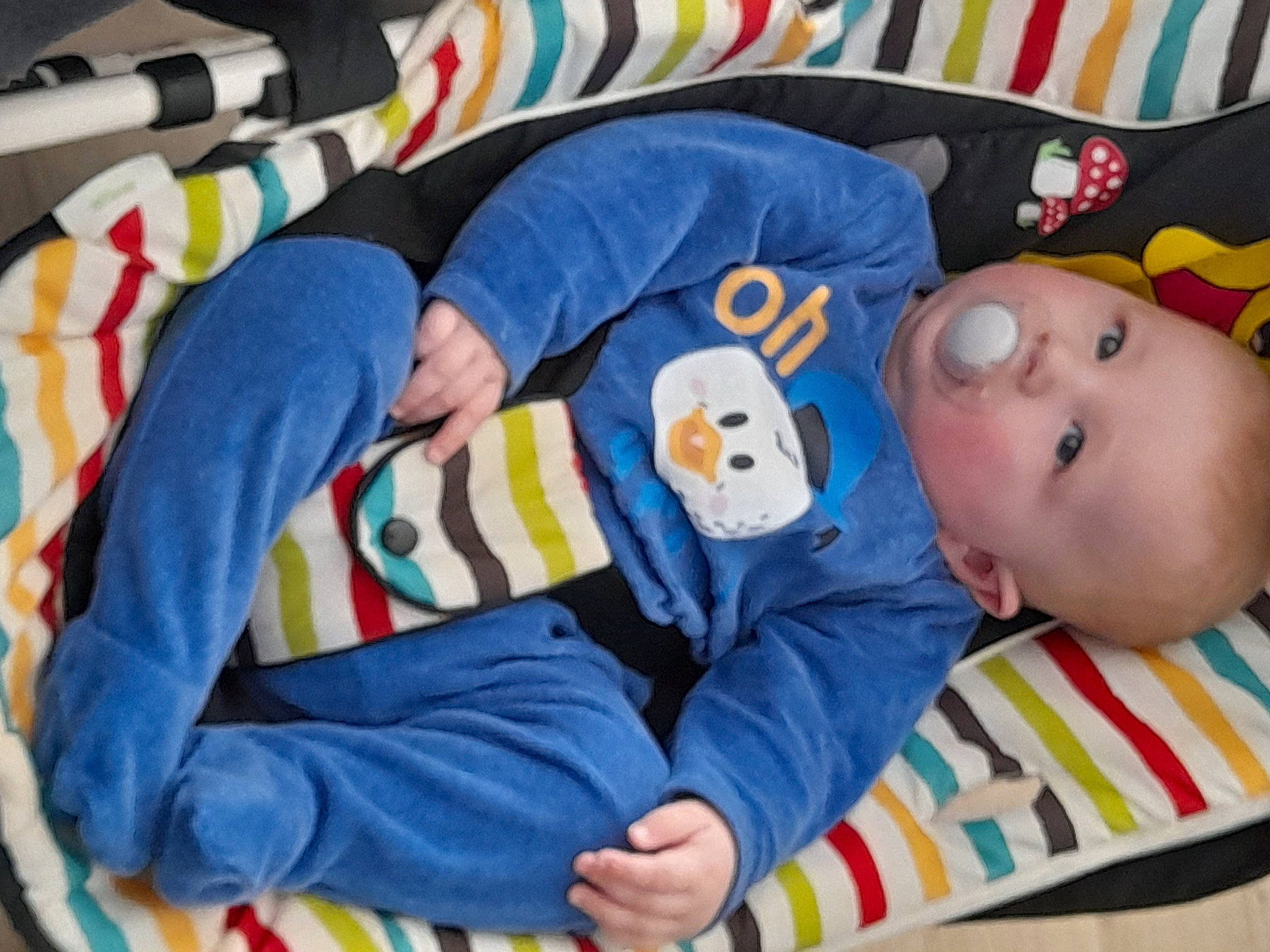 Timéo participe au concours pour gagner de l'argent avec cette photo : baby, baby_products, baby_safety, baby_sleeping, baby_toddler_clothing, baby_toys, bedtime, cheek, child, comfort, linens, pattern, person, playmat, product, room, sitting, sleeve, textile, toddler