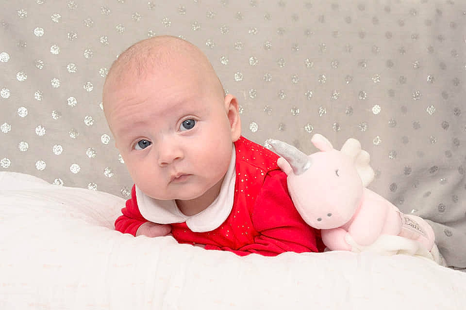 Chelsea participe au concours pour gagner de l'argent avec cette photo : baby, baby_products, baby_toddler_clothing, carmine, cheek, child, comfort, finger, flooring, fun, grass, happy, linens, pattern, person, room, sitting, skin, sleeve, toddler