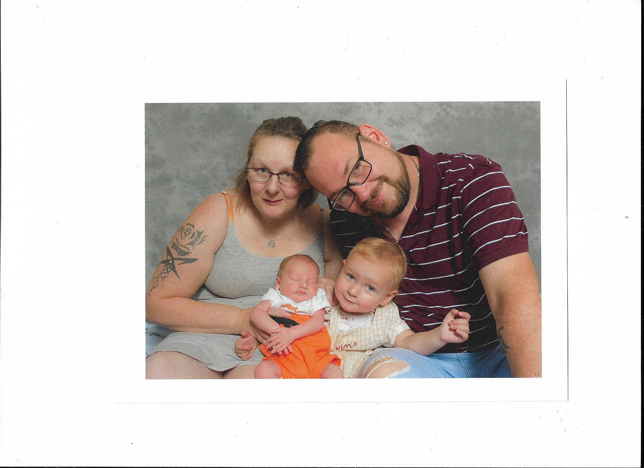 Chelsea a rejoint le concours — aidez-le/la à gagner de superbes lots ! art, baby, child, comfort, event, eyewear, face, flash_photography, gesture, glasses, happy, joy, love, pattern, person, picture_frame, rectangle, sitting, sleeve, smile