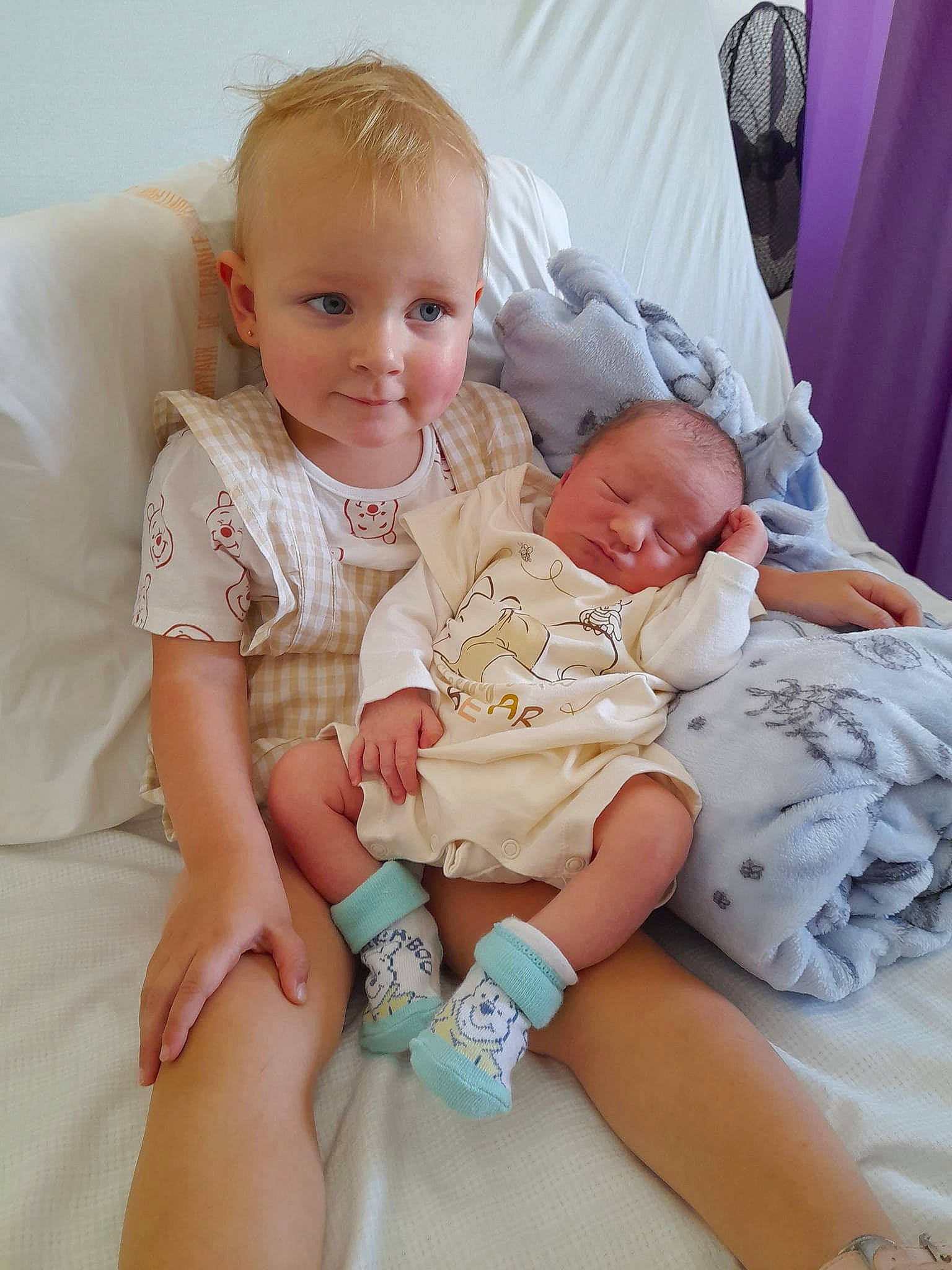 Chelsea a rejoint le concours — aidez-le/la à gagner de superbes lots ! abdomen, baby, baby_toddler_clothing, comfort, curtain, facial_expression, finger, happy, human_body, interaction, iris, lap, leg, mammal, person, pink, product, skin, stomach, thigh