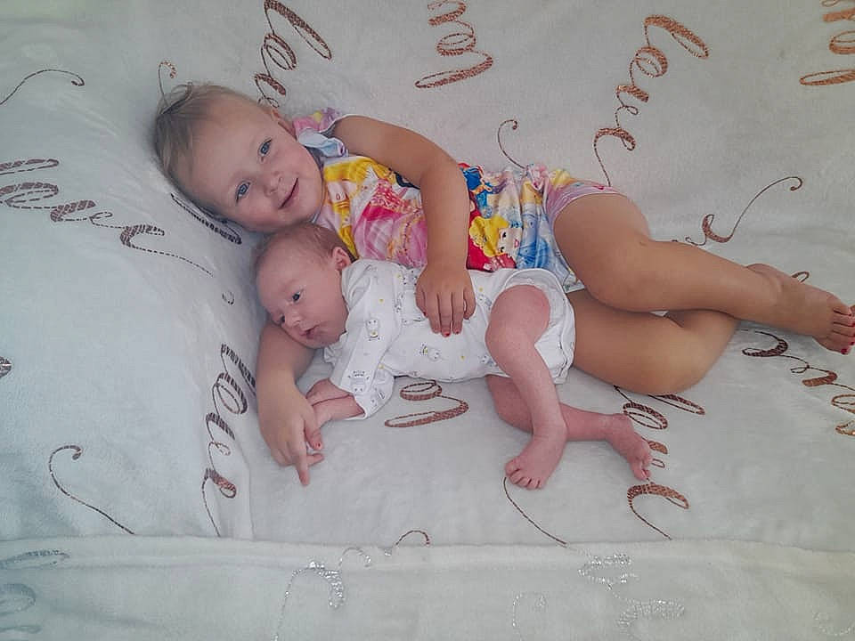 Chelsea a rejoint le concours — aidez-le/la à gagner de superbes lots ! baby, baby_toddler_clothing, barefoot, bedding, child, comfort, face, foot, fun, happy, head, human_body, human_leg, joy, linens, pattern, person, skin, smile, stomach