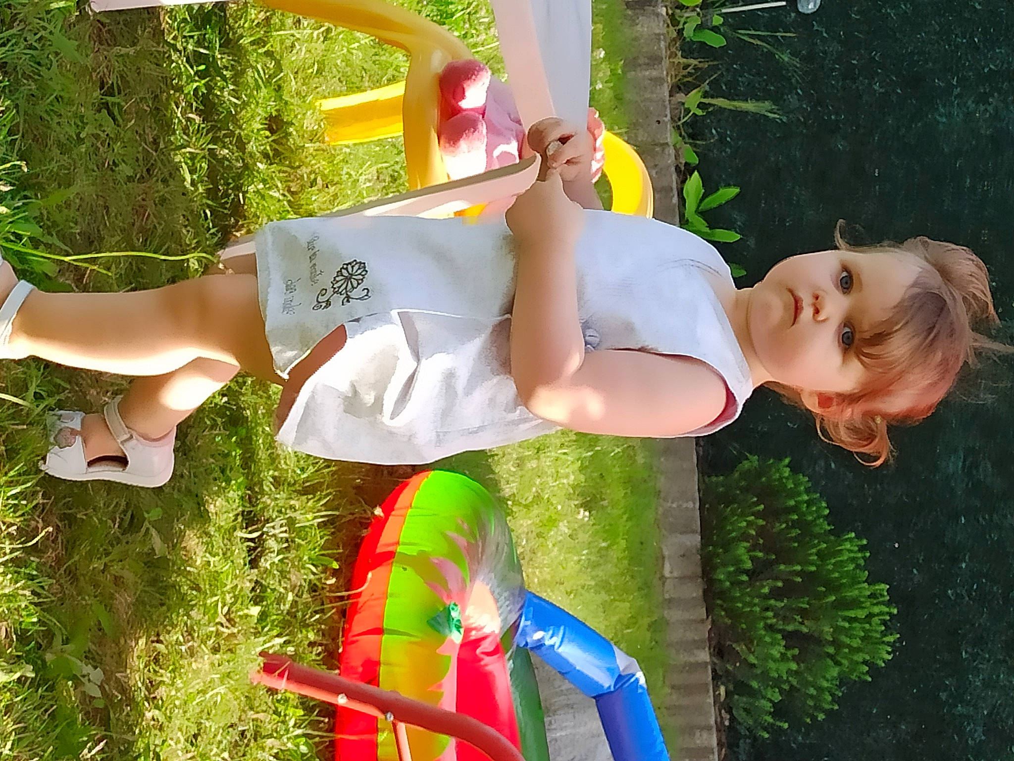 Elise participe au concours pour gagner de l'argent avec cette photo : child, electric_blue, facial_expression, fun, grass, green, happy, human_leg, knee, leisure, outdoor_play_equipment, people_in_nature, person, plant, public_space, recreation, shorts, thigh, toddler, tree