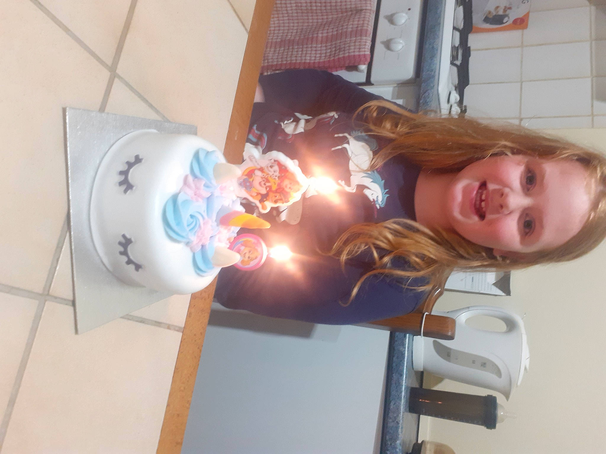 Lilana a rejoint le concours — aidez-le/la à gagner de superbes lots ! elbow, finger, fun, happy, head, joy, lighting_accessory, party_supply, person, plastic, room, smile, table, toy