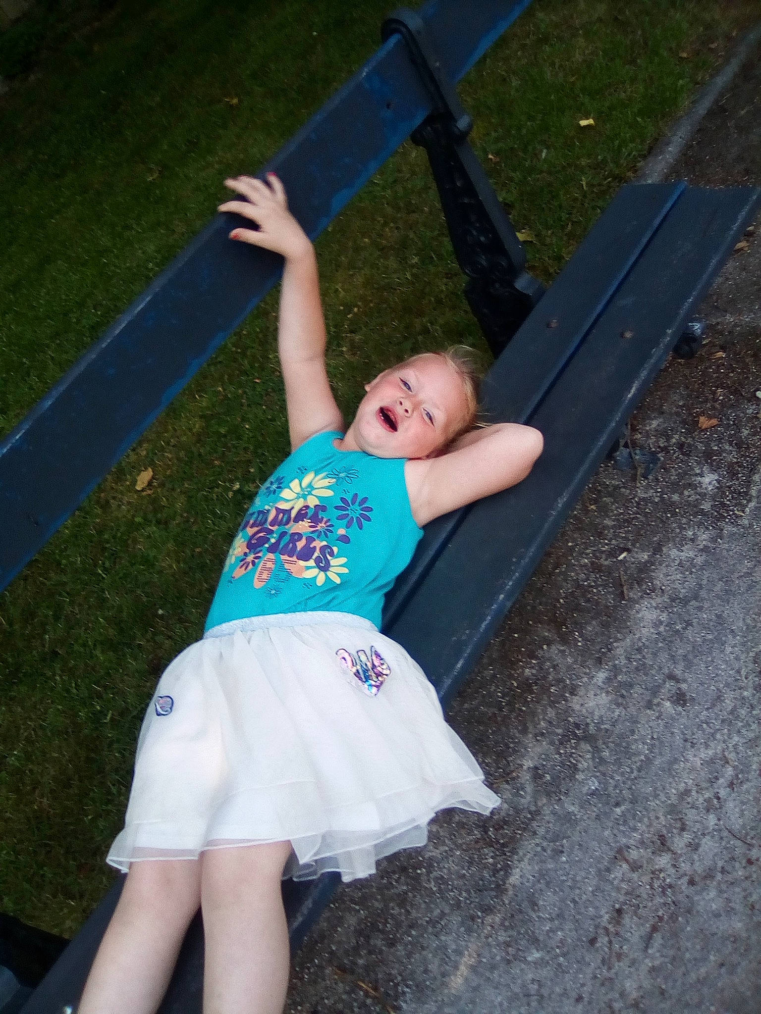 Lilana a rejoint le concours — aidez-le/la à gagner de superbes lots ! beauty, blue, child, fun, grass, leg, long_hair, person, playground, sitting, smile, summer, vacation