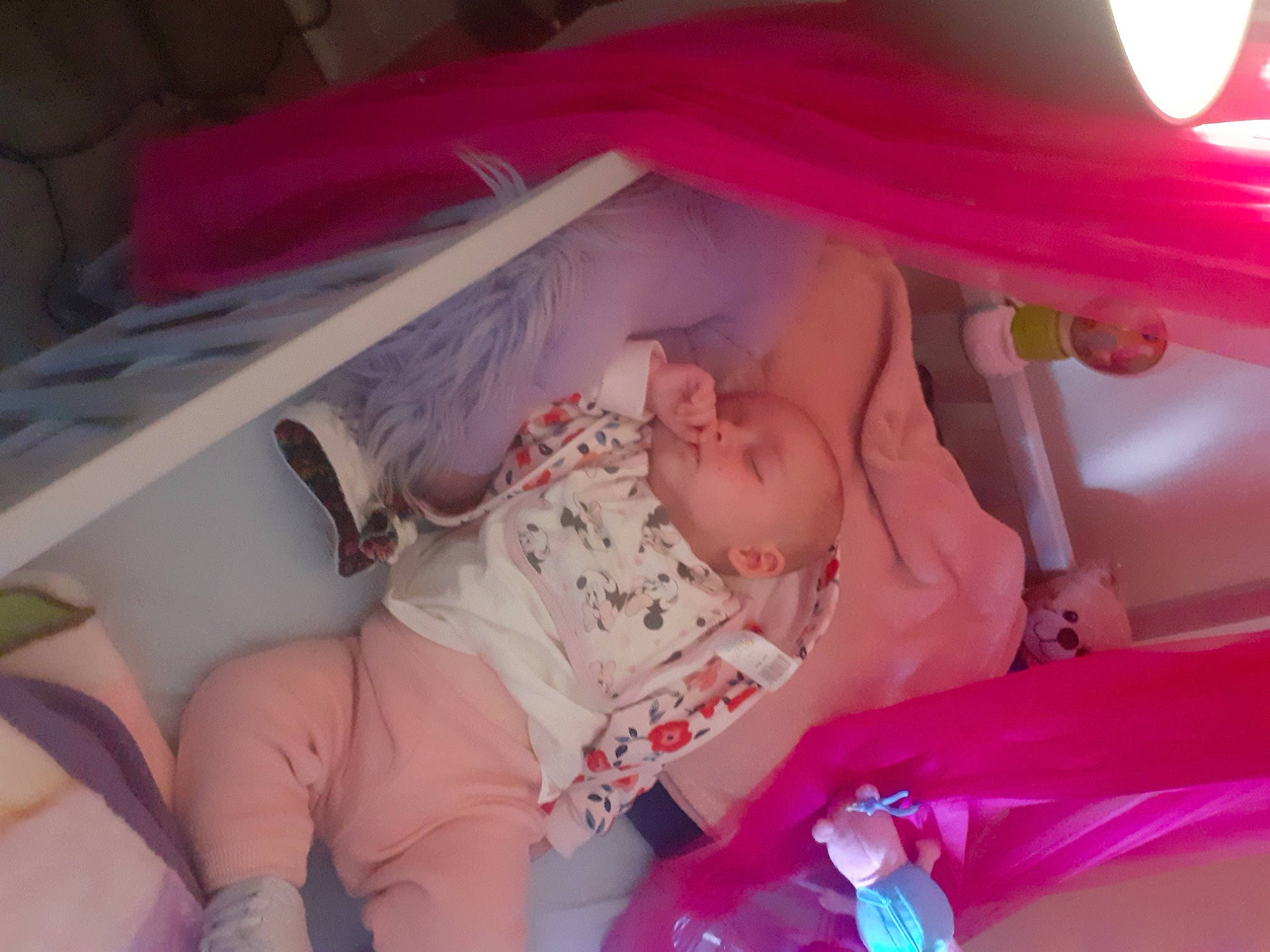 Leana a rejoint le concours — aidez-le/la à gagner de superbes lots ! baby, baby_products, baby_toddler_clothing, bed, child, comfort, event, fun, leisure, magenta, mouth, peach, person, pink, red, room, skin, textile, thigh, thumb