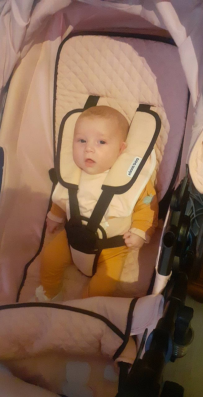 Leana a rejoint le concours — aidez-le/la à gagner de superbes lots ! auto_part, baby, baby_carriage, baby_products, baby_safety, baby_toddler_clothing, beauty, brown, cheek, child, cleanliness, comfort, eye, fashion_accessory, infant_bed, person, personal_protective_equipment, service, sitting, thigh