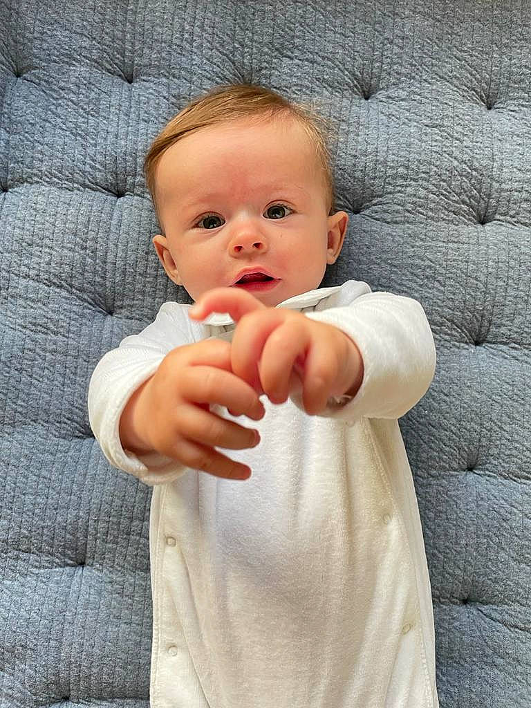 Jules a rejoint le concours — aidez-le/la à gagner de superbes lots ! baby, baby_products, baby_toddler_clothing, cheek, child, comfort, eyelash, finger, gesture, linens, lip, mouth, nail, nose, person, sitting, skin, sleeve, textile, thumb