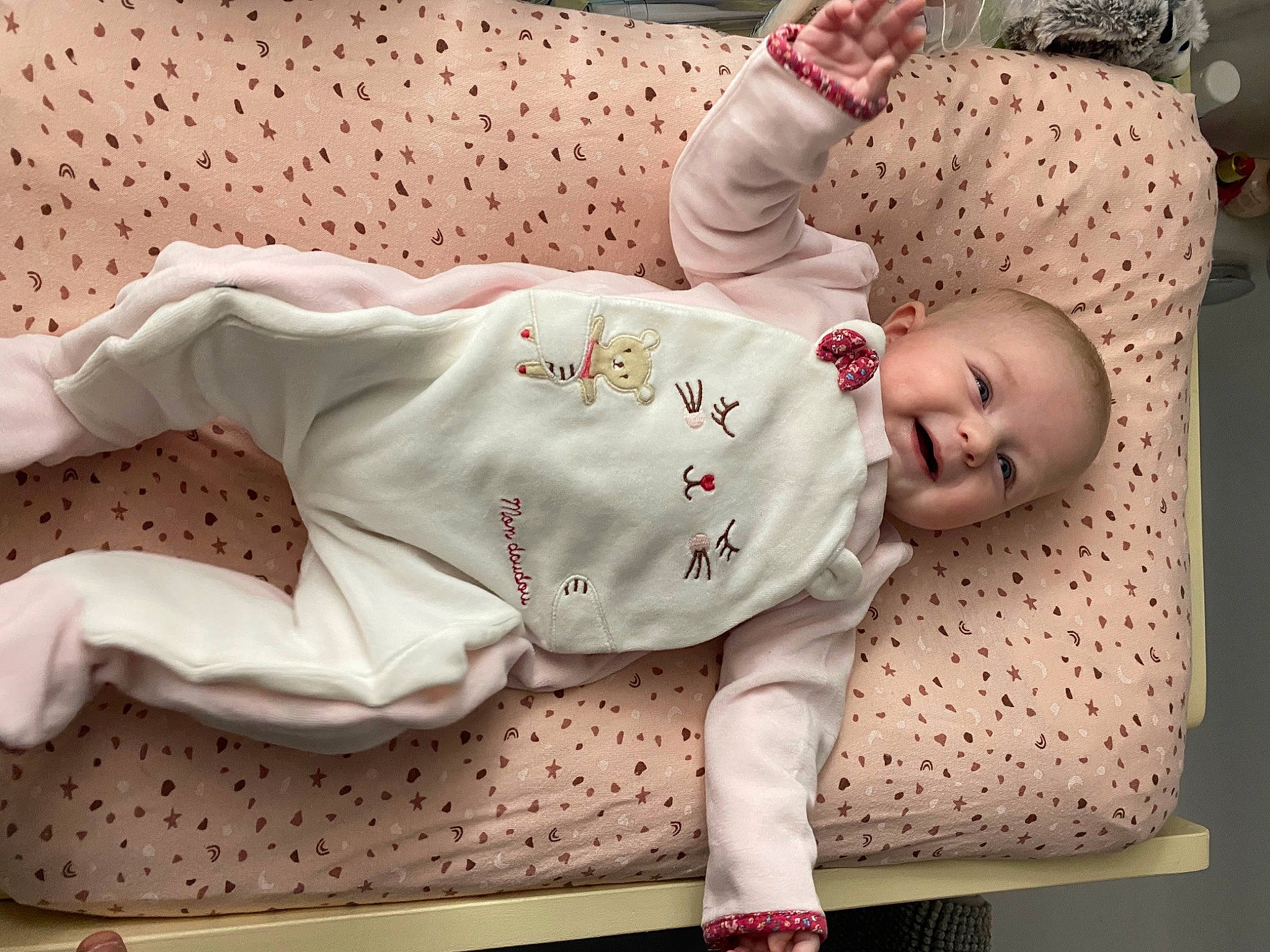 Héloïse a rejoint le concours — aidez-le/la à gagner de superbes lots ! baby, baby_products, baby_safety, baby_sleeping, baby_toddler_clothing, bedding, bedtime, child, comfort, foot, happy, human_body, leg, linens, person, pink, skin, sleeve, textile, toddler