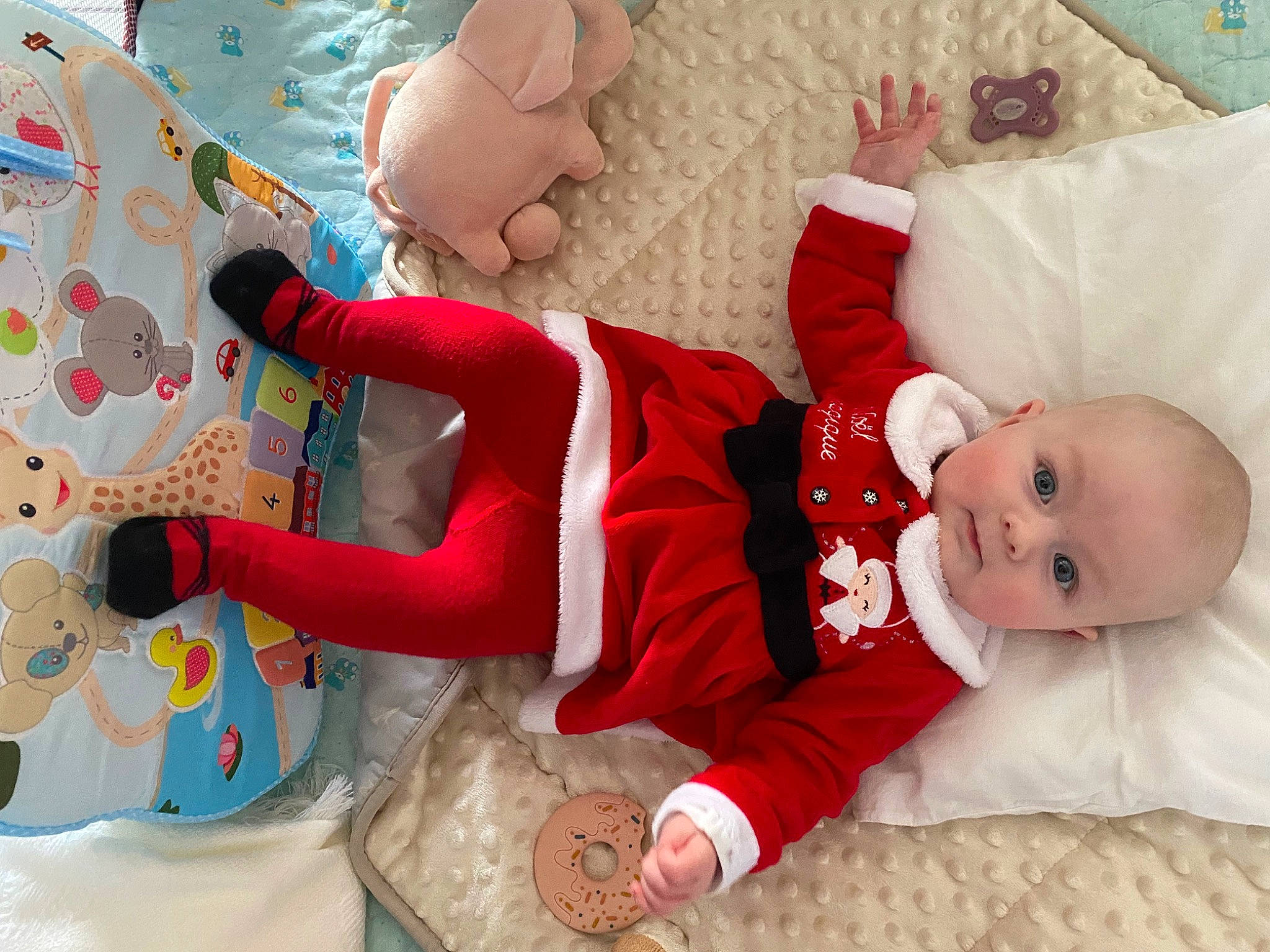 Héloïse a rejoint le concours — aidez-le/la à gagner de superbes lots ! baby, baby_toddler_clothing, christmas, comfort, dress, fun, happy, hat, human_body, joint, knee, leg, person, pink, red, sleeve, smile, sock, textile, thigh