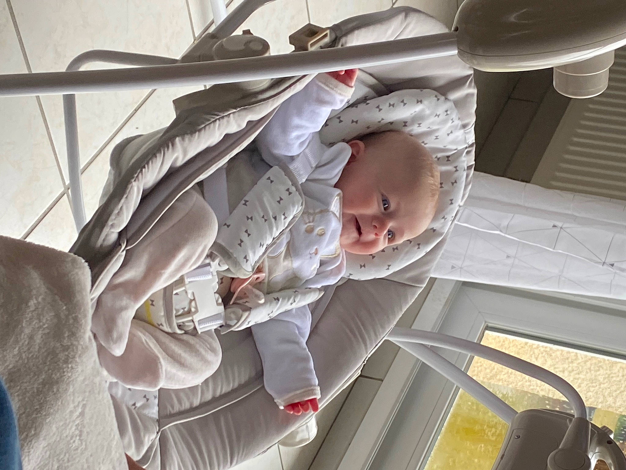 Héloïse a rejoint le concours — aidez-le/la à gagner de superbes lots ! auto_part, automotive_exterior, automotive_window_part, baby, baby_carriage, baby_products, baby_toddler_clothing, car_seat, child, comfort, family_car, person, room, smile, telephone, toddler, vehicle_door, windshield