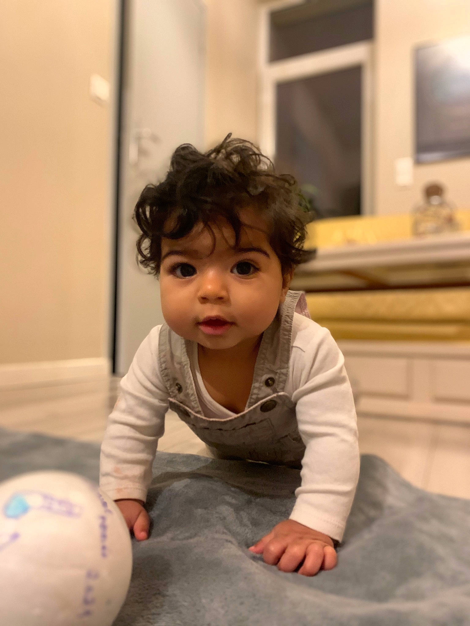 Monicka a rejoint le concours — aidez-le/la à gagner de superbes lots ! baby, baby_toddler_clothing, ball, child, comfort, floor, flooring, fun, happy, hardwood, home_appliance, nose, person, room, sleeve, smile, sports_toy, standing, television, toddler