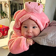 Soléna participe au concours pour gagner de l'argent avec cette photo : baby, infant, pink_hood, plush_hat, cute, big_eyes, chubby_cheeks, hand, coat, closeup, indoor, dining_room, chair, blanket, warm_clothing, portrait, soft_texture, adorable, gaze, parent_arm