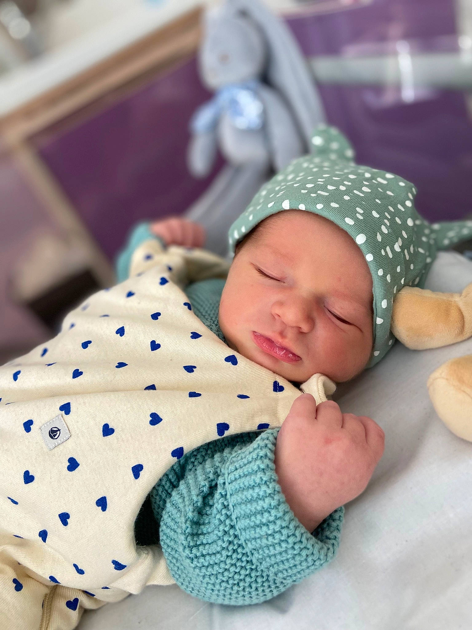 Nïno a rejoint le concours — aidez-le/la à gagner de superbes lots ! baby, baby_products, baby_sleeping, baby_toddler_clothing, beanie, cap, child, comfort, electric_blue, fashion_accessory, foot, headwear, knit_cap, linens, nap, pattern, person, sitting, sleep, sleeve