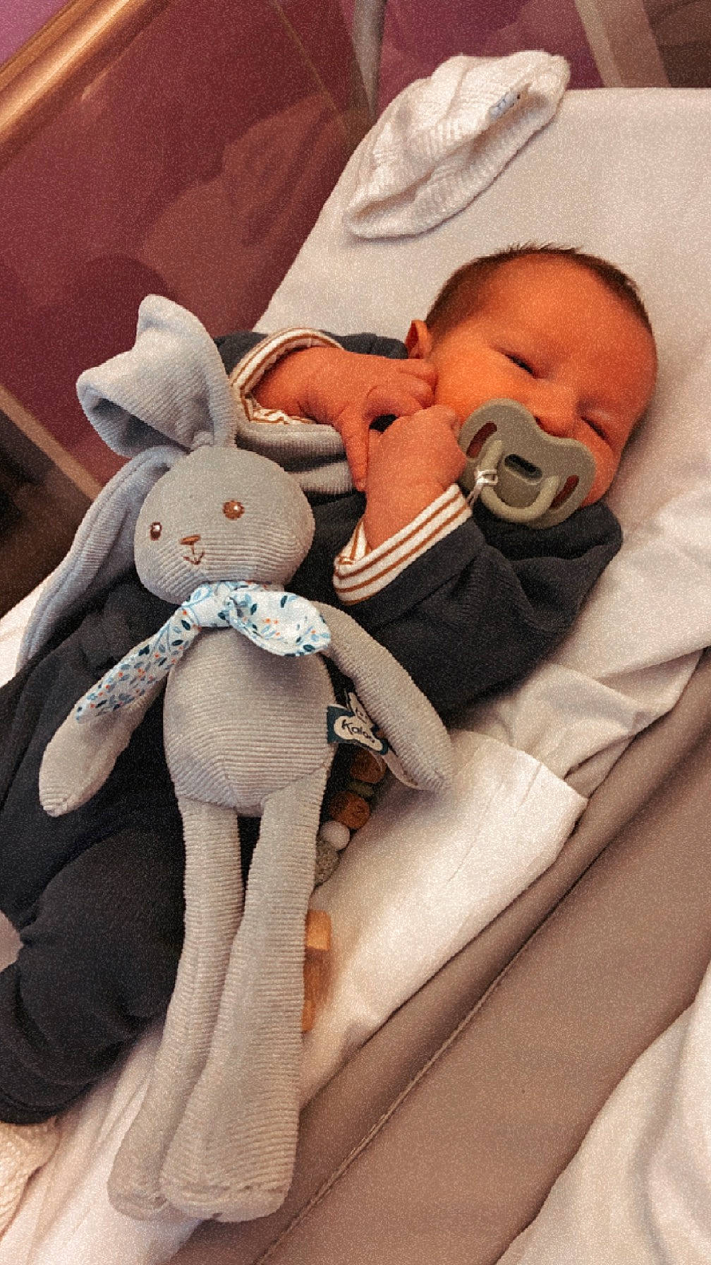 Nïno a rejoint le concours — aidez-le/la à gagner de superbes lots ! baby, baby_safety, baby_sleeping, baby_toddler_clothing, comfort, finger, hand, head, human, infant_bed, leg, linens, person, product, skin, stuffed_toy, textile, toddler, toy, white