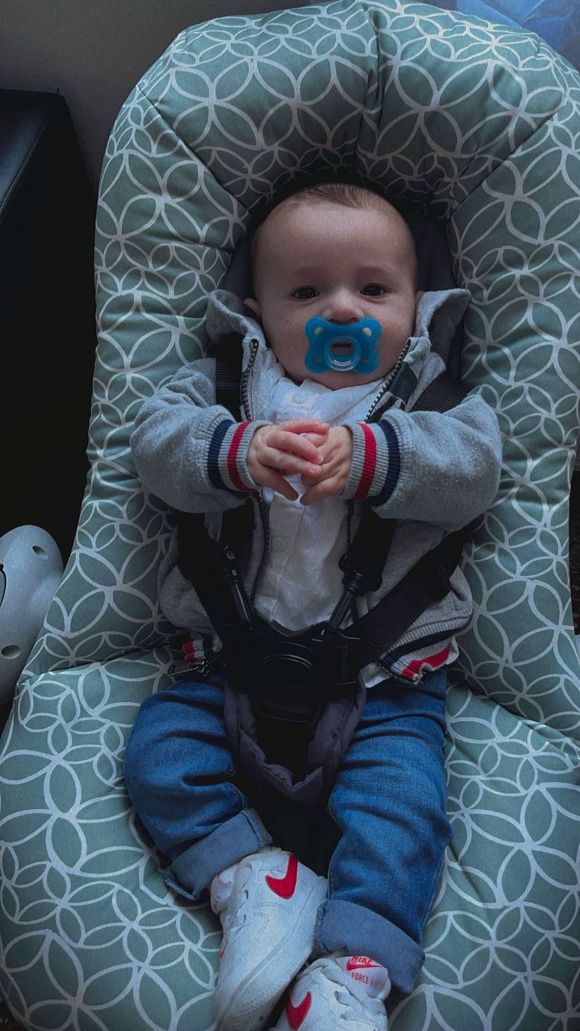 Nïno a rejoint le concours — aidez-le/la à gagner de superbes lots ! baby, baby_carriage, baby_toddler_clothing, cheek, child, comfort, face, finger, fun, happy, head, mouth, pattern, person, product, sitting, skin, sleeve, smile, toddler