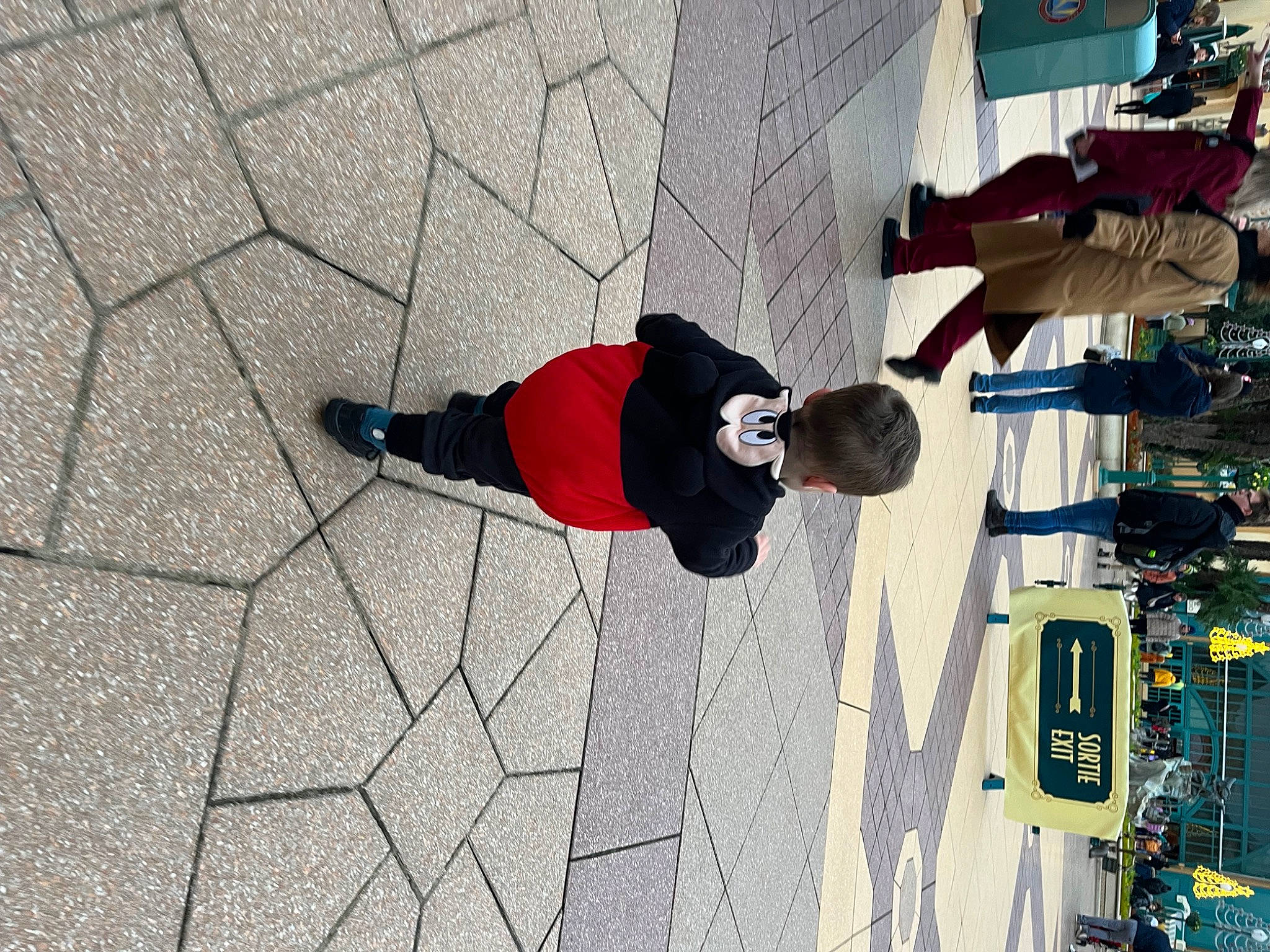 Naël a rejoint le concours — aidez-le/la à gagner de superbes lots ! asphalt, carmine, cobblestone, concrete, facade, flagstone, flooring, fun, human_leg, leisure, line, pattern, pedestrian, person, recreation, road_surface, shadow, sidewalk, street, t_shirt