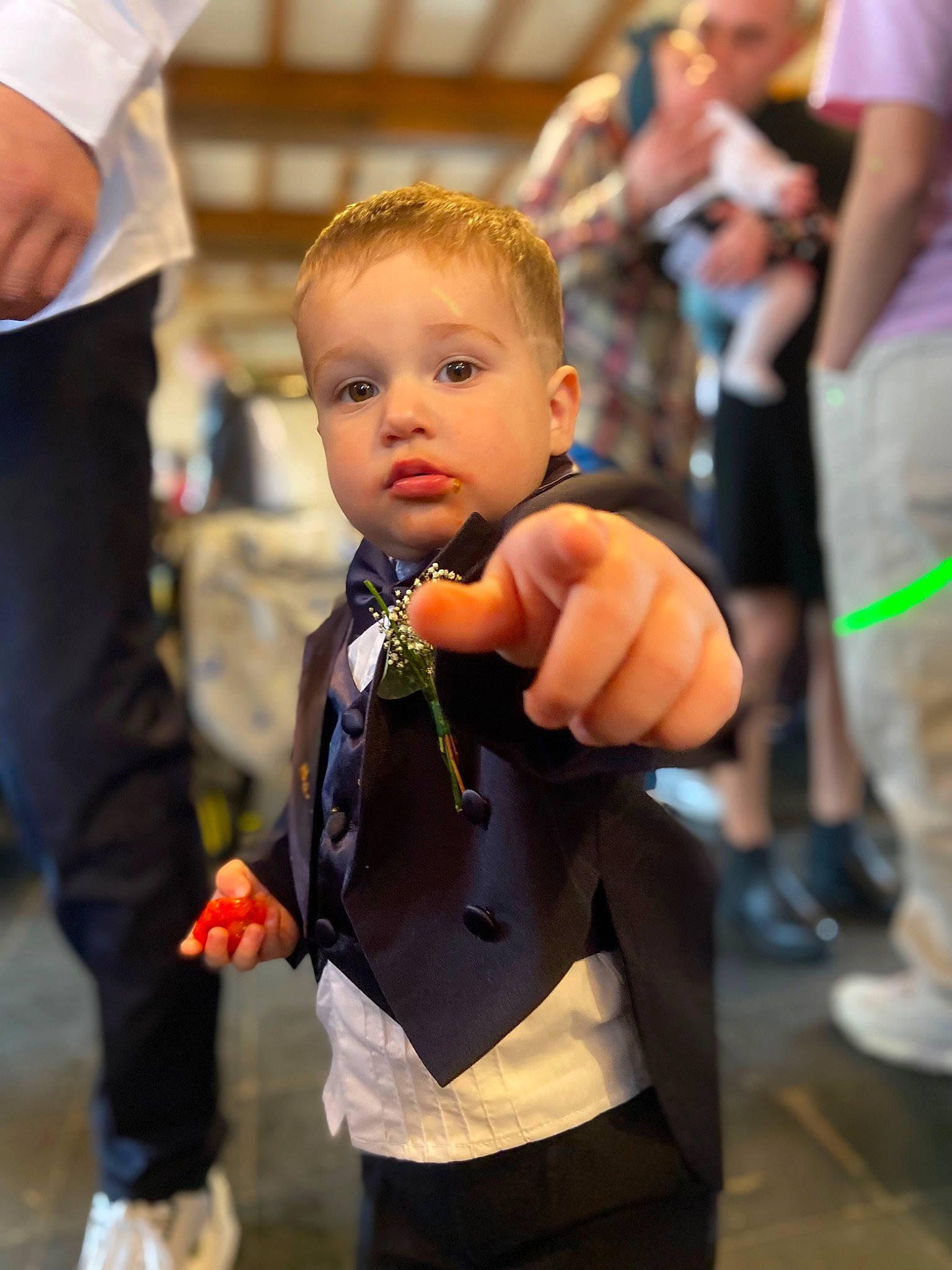 Naël participe au concours pour gagner de l'argent avec cette photo : baby, bow_tie, child, entertainment, event, fashion, flooring, formal_wear, fun, gesture, happy, human, joint, person, recreation, shoe, shorts, standing, tie, toddler