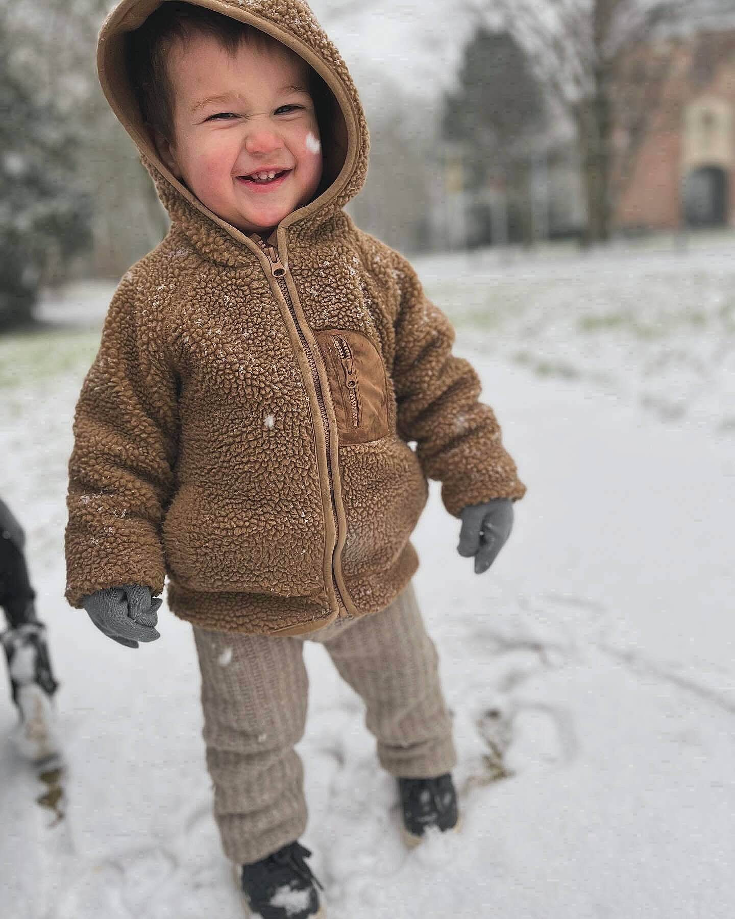 Naël participe au concours pour gagner de l'argent avec cette photo : cool, face, freezing, fun, happy, head, headgear, human_body, jacket, pattern, people_in_nature, person, photograph, skin, sleeve, smile, snow, standing, toddler, tree