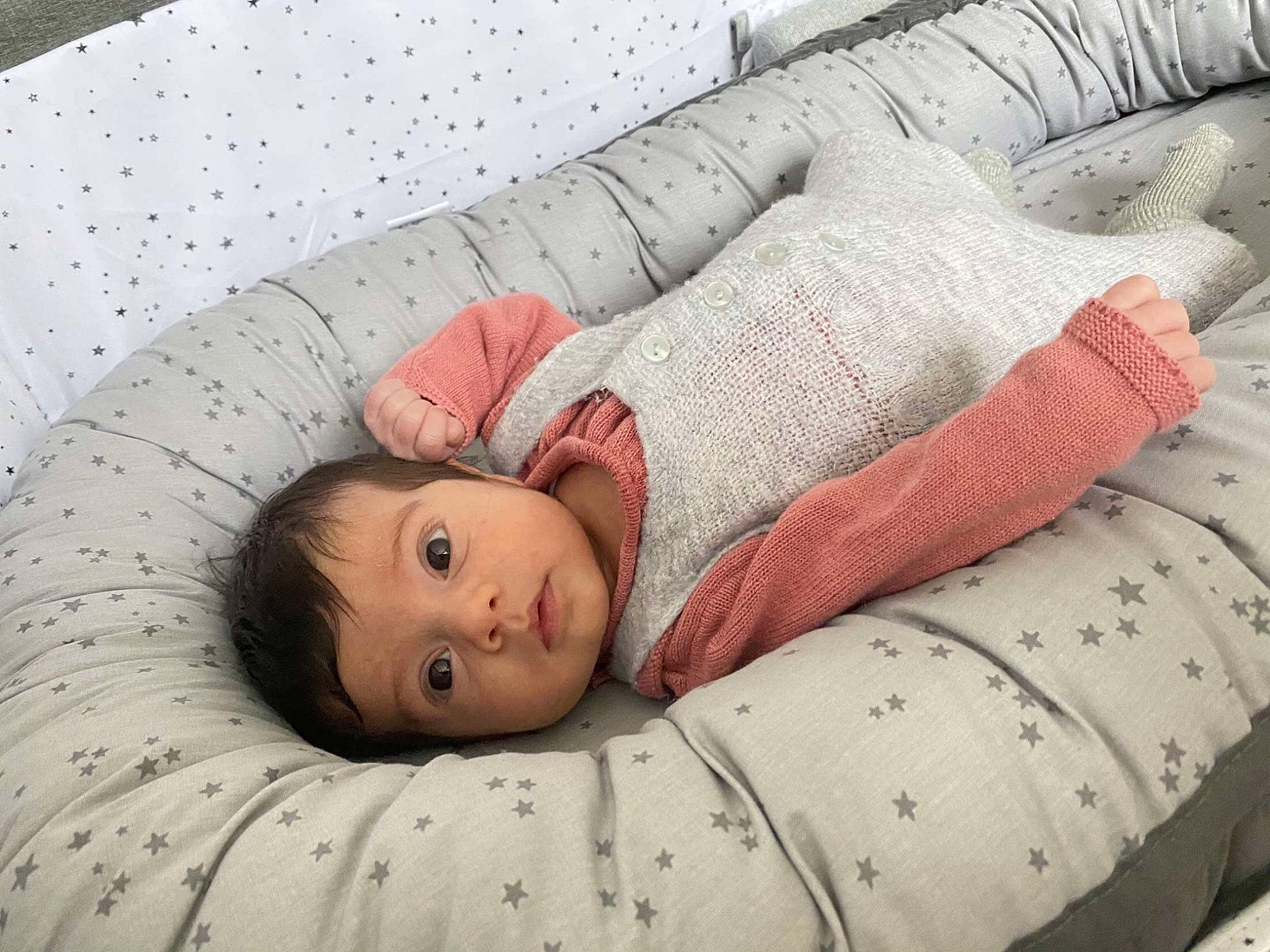 Louison participe au concours pour gagner de l'argent avec cette photo : baby, baby_products, baby_safety, baby_sleeping, baby_toddler_clothing, bed, bedding, bedtime, child, comfort, couch, linens, lip, pattern, person, room, skin, sleeve, textile, toddler