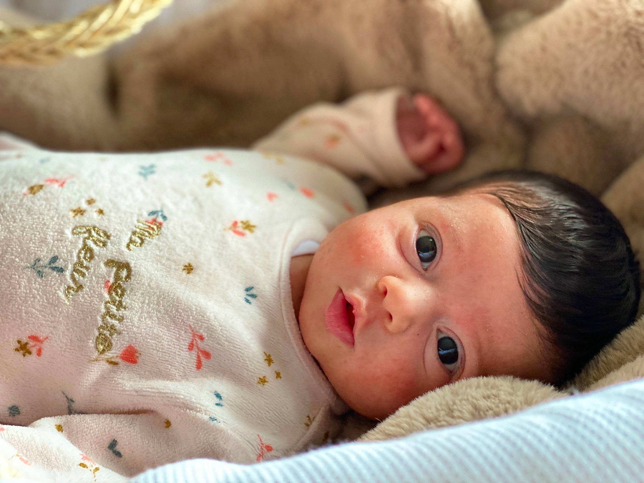 Louison a rejoint le concours — aidez-le/la à gagner de superbes lots ! baby, baby_toddler_clothing, beauty, cheek, child, close_up, comfort, eyelash, face, head, human, iris, linens, lip, nose, person, skin, sleeve, textile, toddler