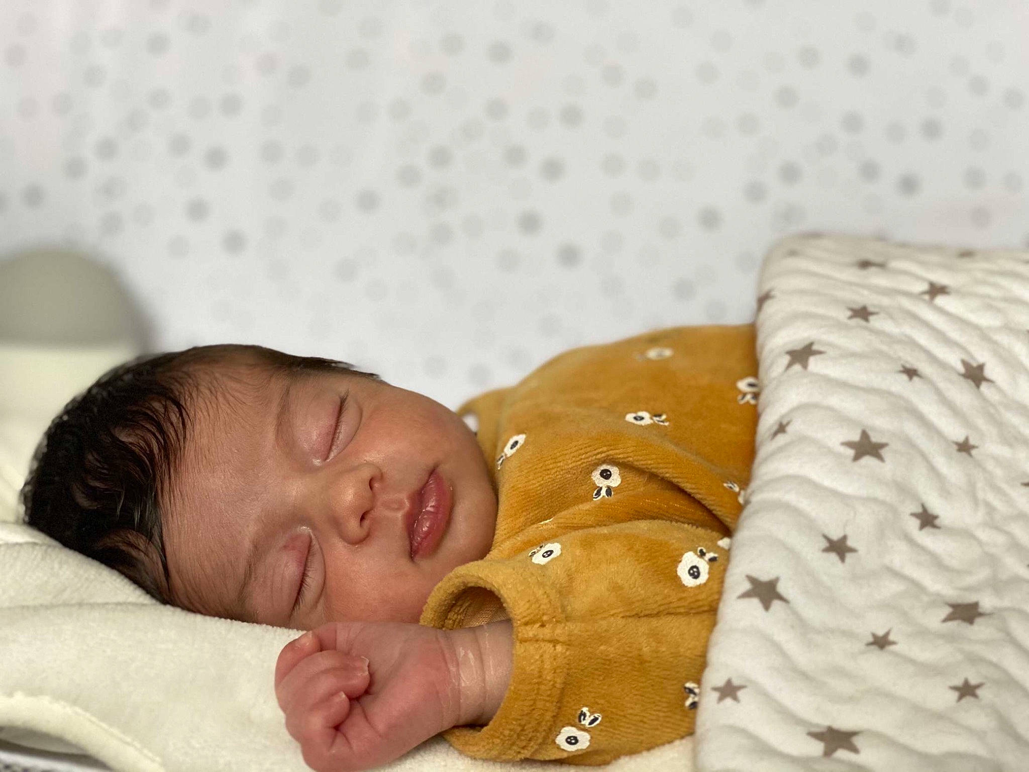 Louison a rejoint le concours — aidez-le/la à gagner de superbes lots ! abdomen, baby, baby_products, baby_sleeping, baby_toddler_clothing, bedding, bedtime, cheek, child, comfort, linens, nap, pattern, person, portrait_photography, room, skin, sleep, sleeve, toddler