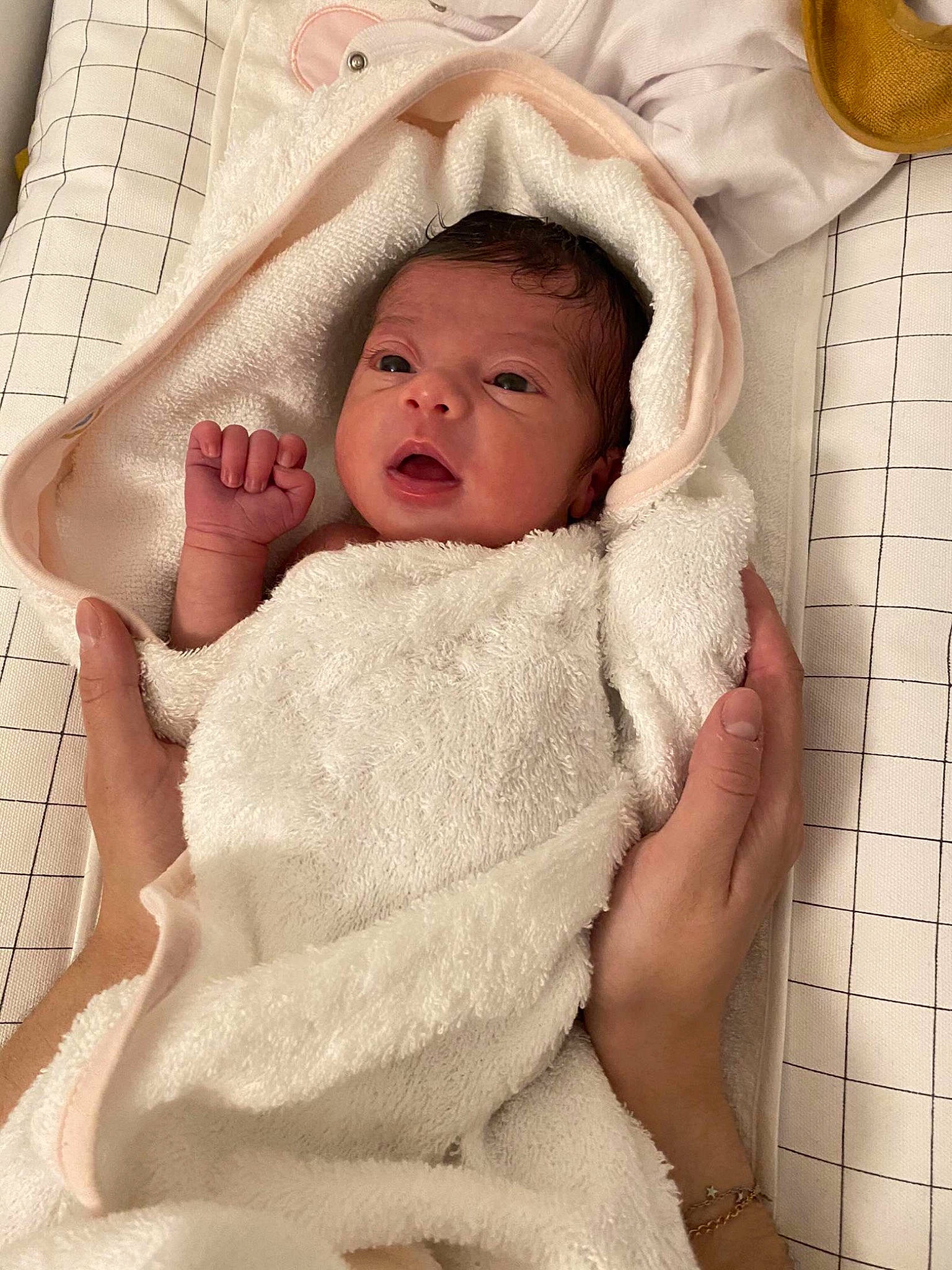 Louison participe au concours pour gagner de l'argent avec cette photo : baby, baby_products, baby_safety, baby_sleeping, baby_toddler_clothing, bedding, cheek, child, comfort, eye, face, finger, fur, linens, person, skin, sleeve, textile, thumb, toddler