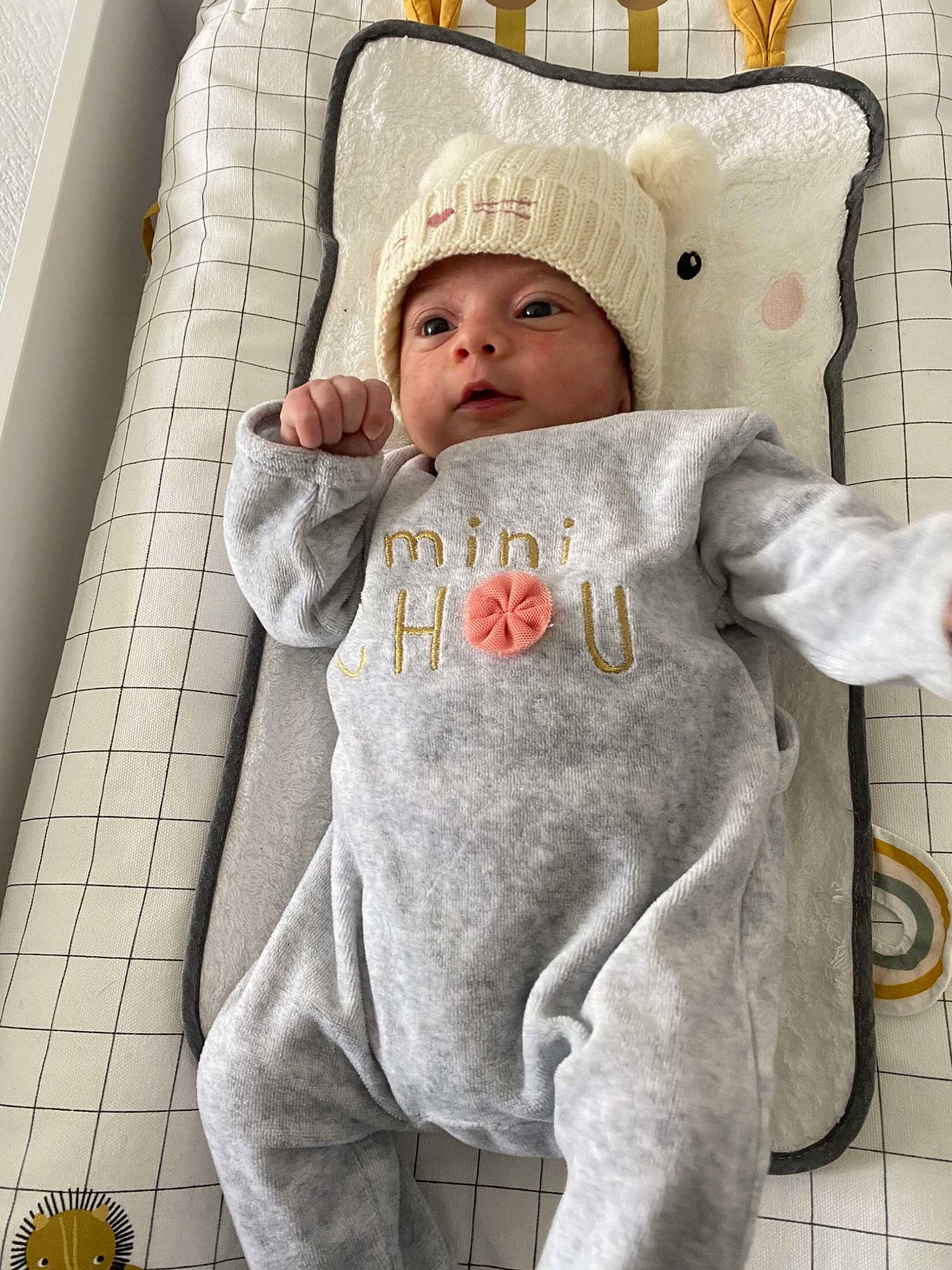 Louison participe au concours pour gagner de l'argent avec cette photo : baby, baby_products, baby_safety, baby_sleeping, baby_toddler_clothing, cap, cheek, child, comfort, eye, flooring, fur, head, headgear, headwear, linens, outerwear, person, skin, sleeve