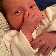 Solaya a rejoint le concours — aidez-le/la à gagner de superbes lots ! baby, newborn, infant, face, hand, fingers, eyes, mouth, blanket, onesie, bedding, closeup, portrait, cozy, soft_texture, skin, sleepy, indoor, cuddly, tiny