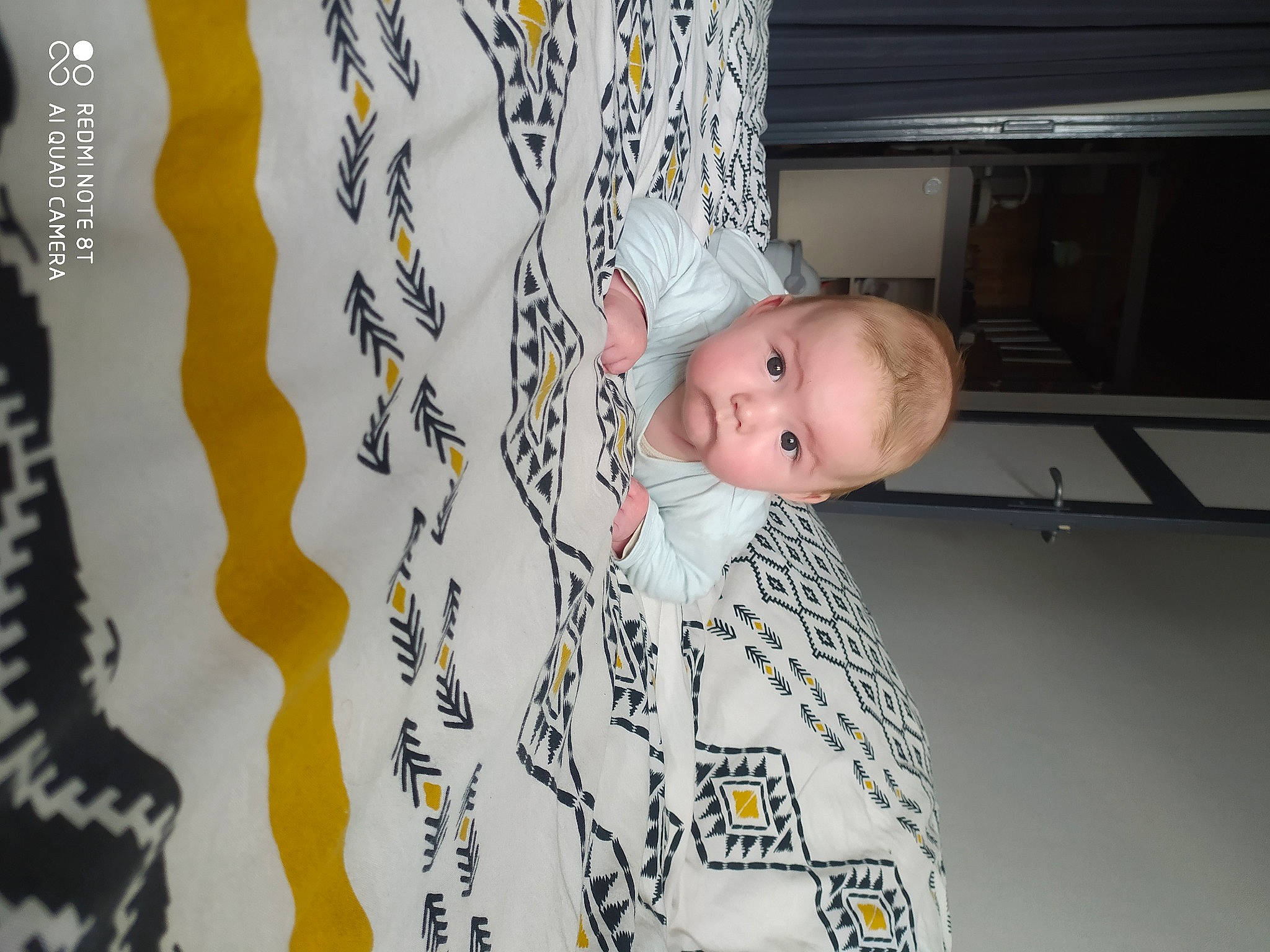 Elliot a rejoint le concours — aidez-le/la à gagner de superbes lots ! art, baby, baby_products, baby_toddler_clothing, ceiling, child, comfort, flooring, font, linens, pattern, person, product, room, smile, textile, toddler, tree, visual_arts, wallpaper