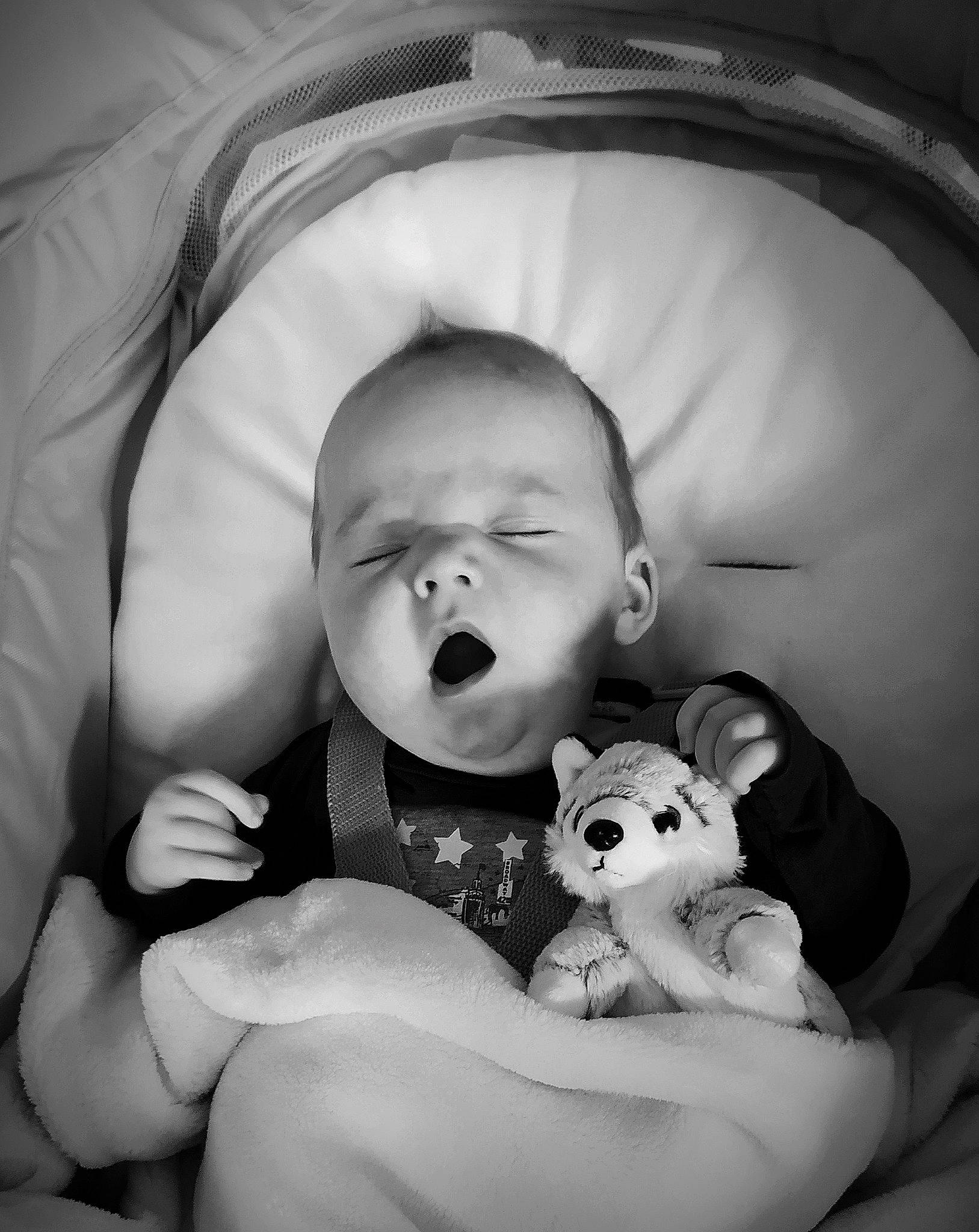 Elliot a rejoint le concours — aidez-le/la à gagner de superbes lots ! baby, black, black_and_white, comfort, eye, finger, flash_photography, hand, happy, head, human_body, iris, lip, mouth, nose, organ, person, skin, style, textile
