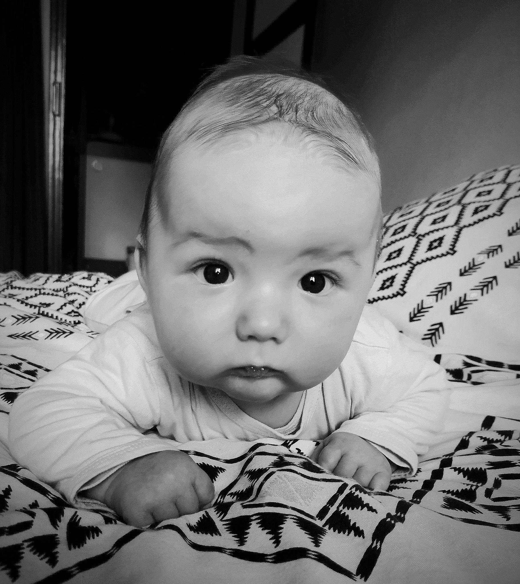 Elliot participe au concours pour gagner de l'argent avec cette photo : arm, baby, baby_toddler_clothing, black_and_white, cheek, child, cool, flash_photography, gesture, hand, happy, human, iris, monochrome, monochrome_photography, people, person, photograph, product, style