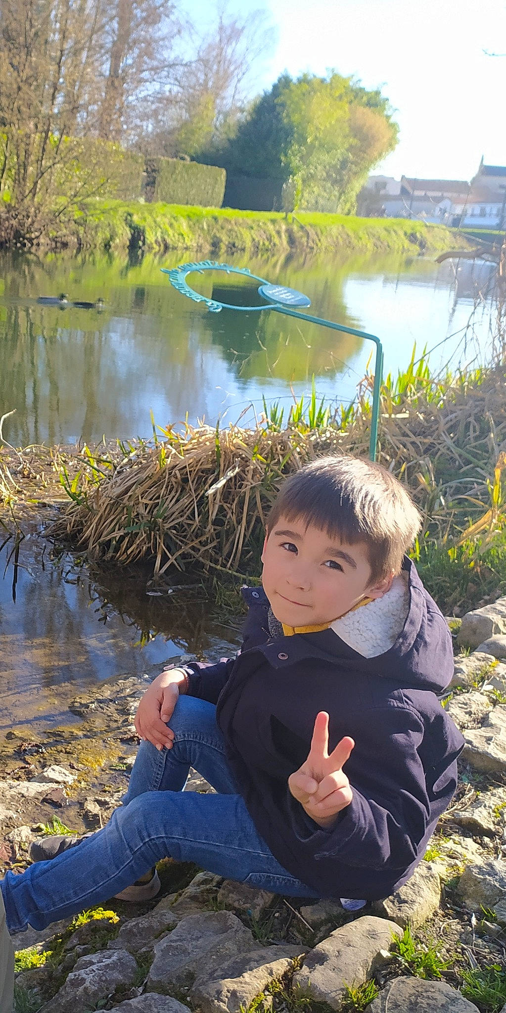 Camille a rejoint le concours — aidez-le/la à gagner de superbes lots ! bank, grass, grass_family, green, lacustrine_plain, lake, landscape, leaf, leisure, natural_landscape, nature, people_in_nature, person, plant, toddler, tree, vertebrate, water, watercourse, wetland