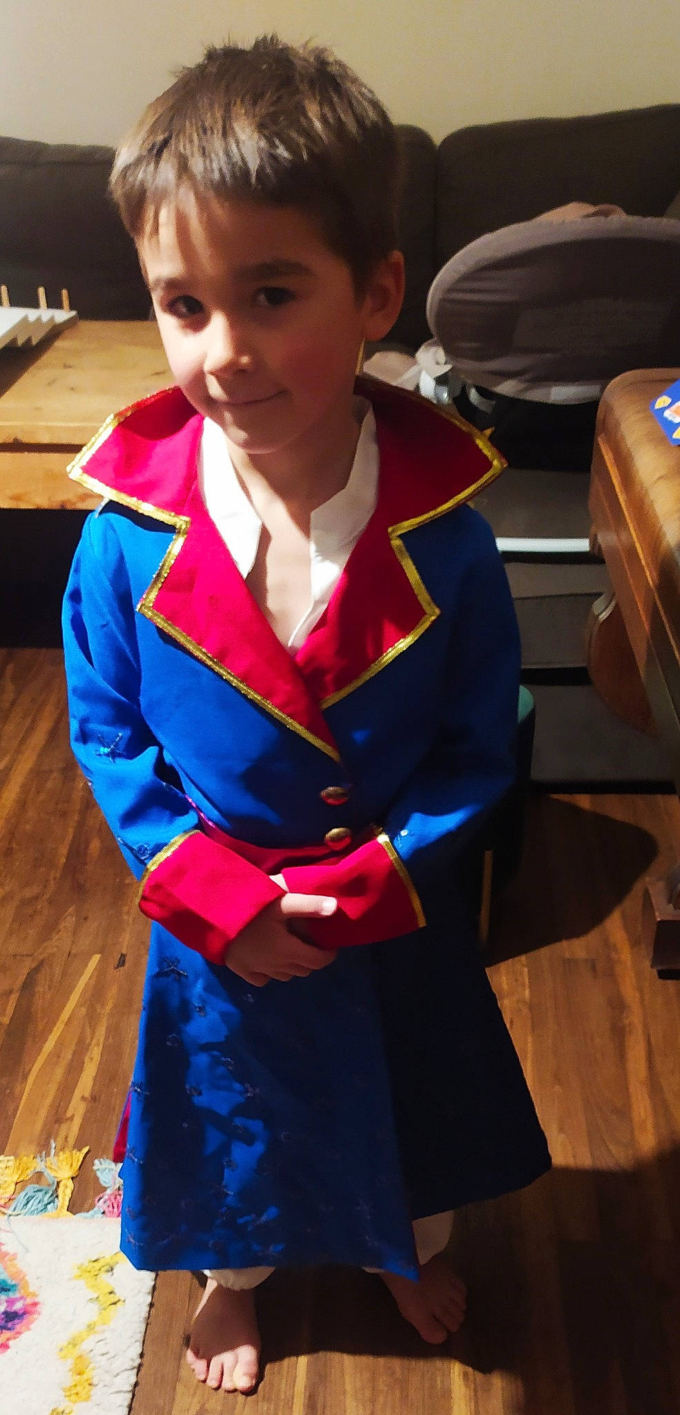 Camille participe au concours pour gagner de l'argent avec cette photo : bow_tie, child, computer_keyboard, costume, electric_blue, event, fashion_accessory, formal_wear, fun, jewellery, office_supplies, person, room, school_uniform, sitting, sleeve, toddler, tradition, uniform