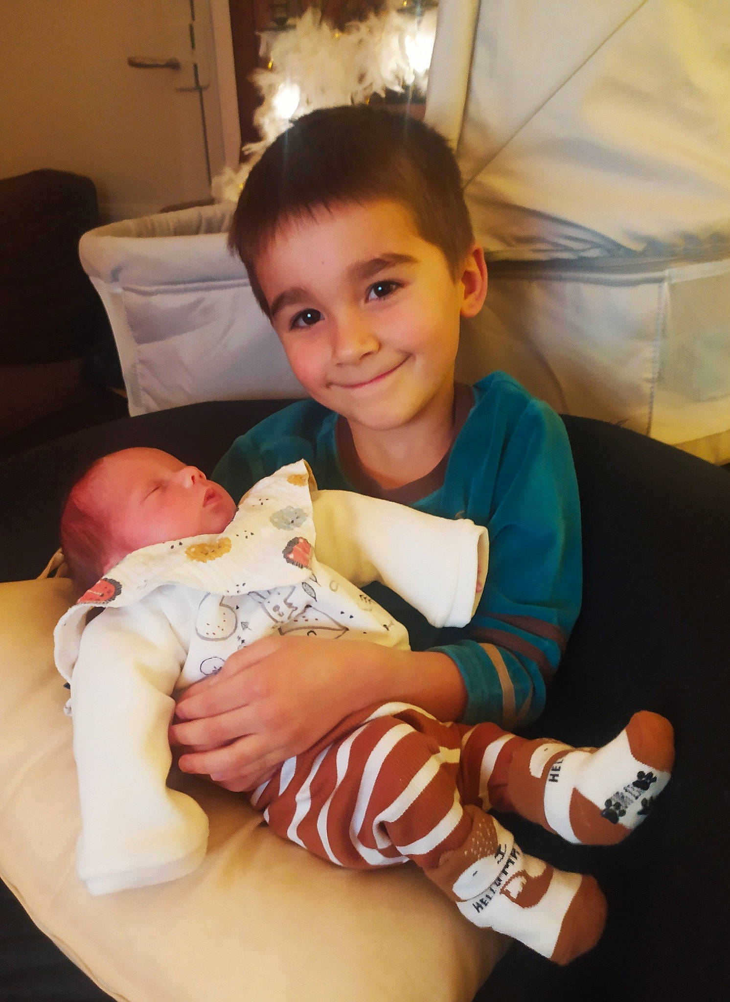 Camille participe au concours pour gagner de l'argent avec cette photo : arm, baby_toddler_clothing, cheek, comfort, eye, finger, fun, hairstyle, hand, human, human_body, joint, joy, lap, mouth, muscle, organ, person, skin, smile