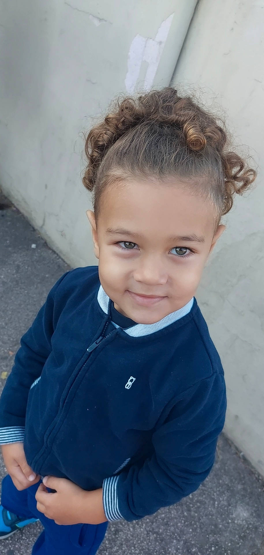 Nabil a rejoint le concours — aidez-le/la à gagner de superbes lots ! cheek, child, child_model, electric_blue, eye, eyebrow, eyelash, flash_photography, forehead, fun, happy, iris, joy, nose, person, portrait, portrait_photography, sitting, sleeve, smile