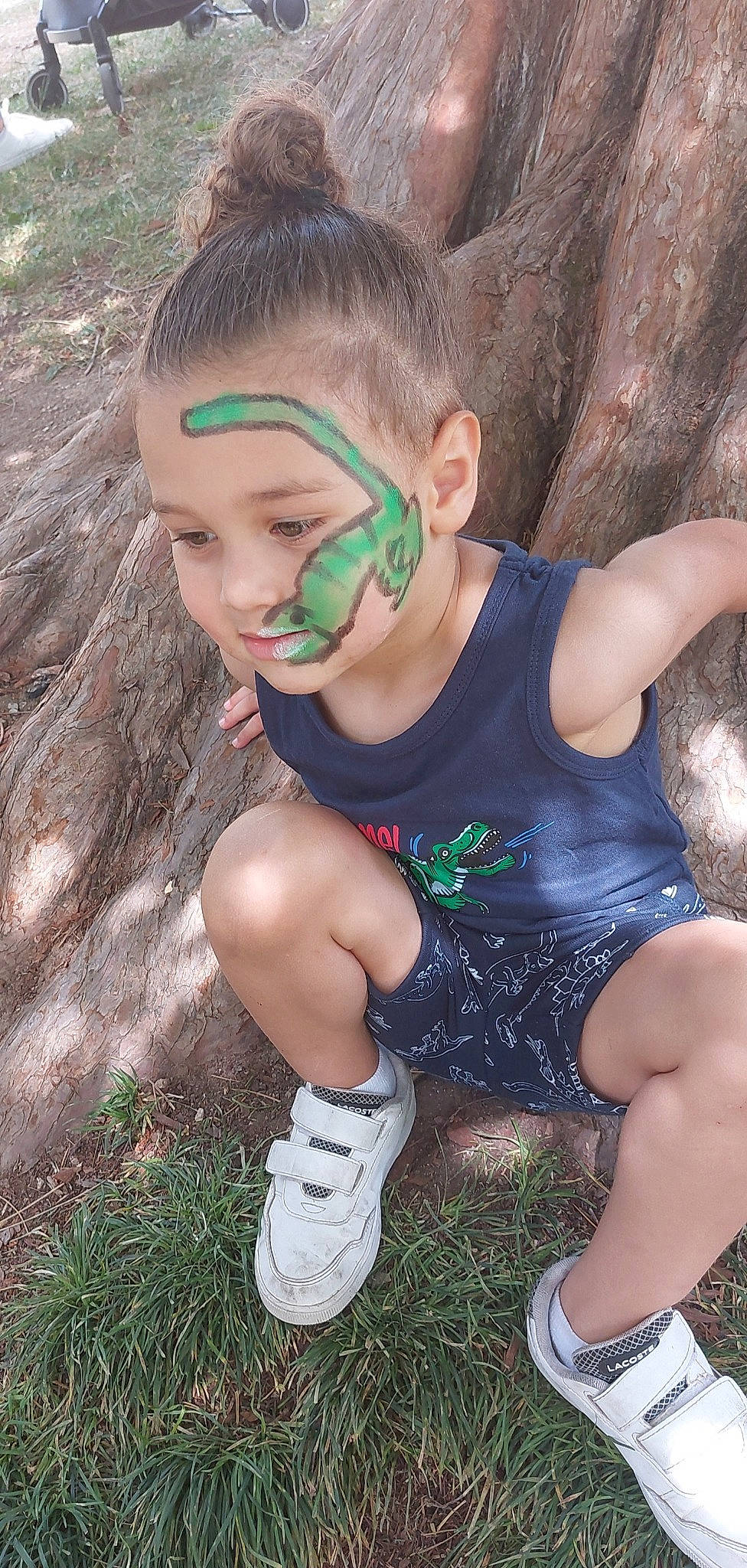 Nabil a rejoint le concours — aidez-le/la à gagner de superbes lots ! child, clothing, cool, eyewear, fun, grass, happy, human_leg, leaf, leg, leisure, people_in_nature, person, personal_protective_equipment, plant, sitting, soil, summer, t_shirt, thigh