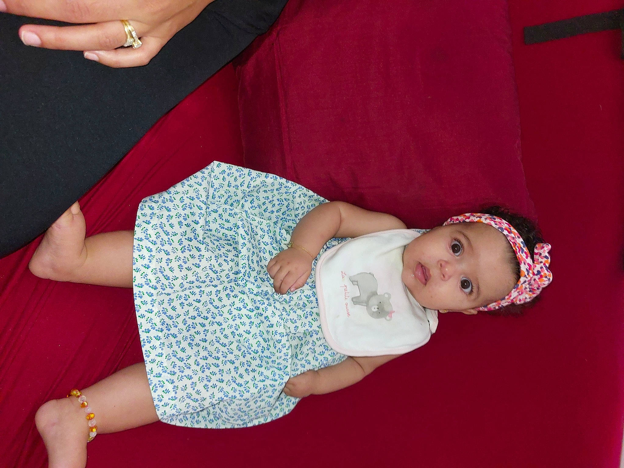 Mayssa participe au concours pour gagner de l'argent avec cette photo : baby, baby_products, baby_toddler_clothing, child, comfort, finger, gesture, human_leg, joint, knee, leg, nail, pattern, person, pink, skin, sleeve, sock, thigh, toddler