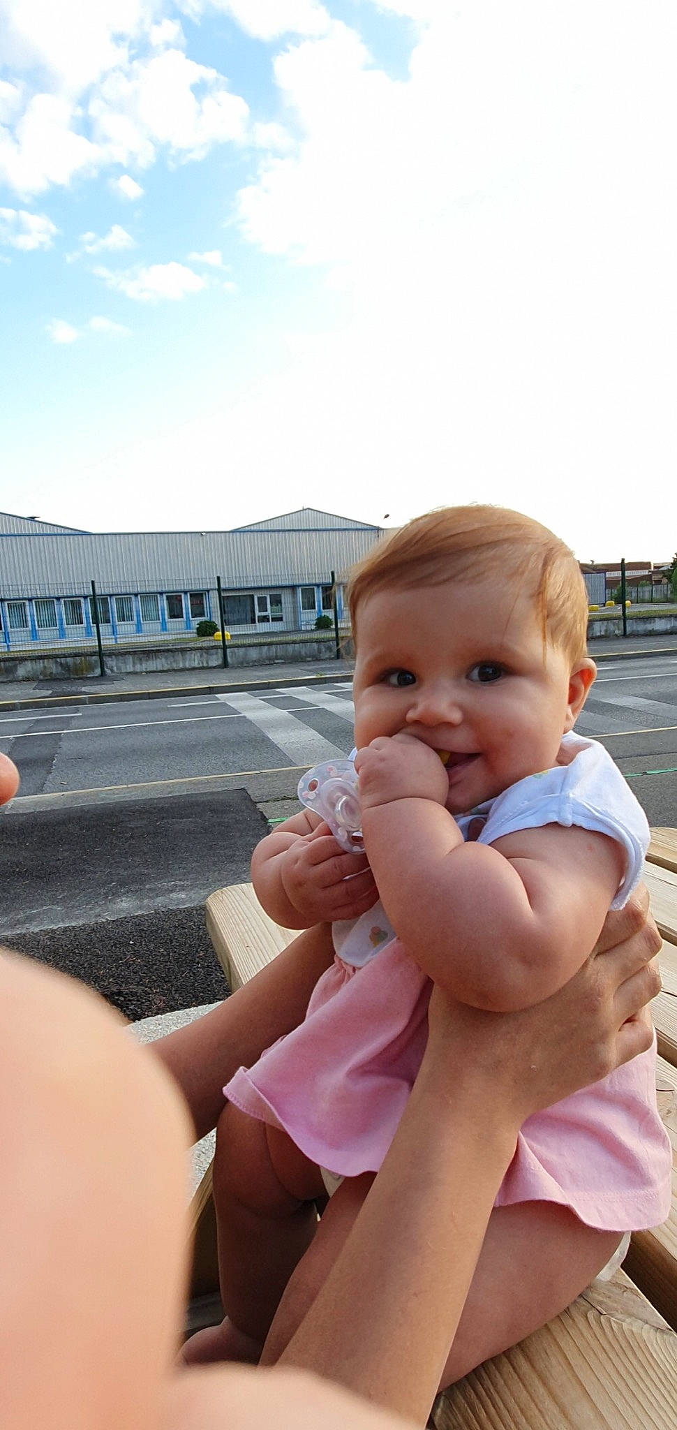 Rébecca a rejoint le concours — aidez-le/la à gagner de superbes lots ! baby, child, finger, hand, leisure, person, sitting, skin, summer, thumb, toddler, vacation