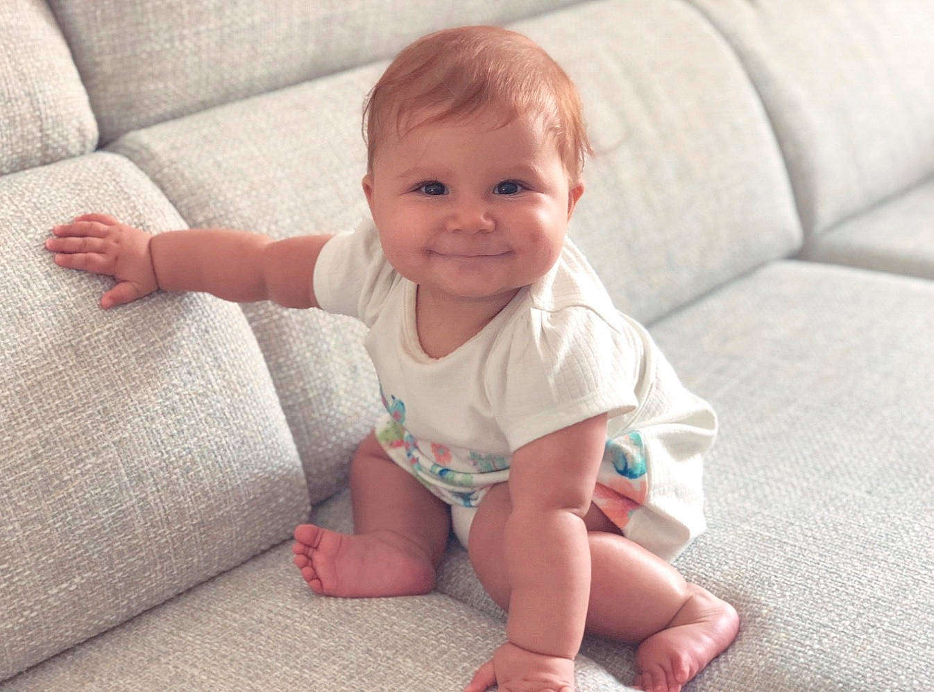 Rébecca participe au concours pour gagner de l'argent avec cette photo : arm, baby, baby_toddler_clothing, cheek, child, comfort, face, finger, hand, head, joy, leg, pattern, person, pink, product, sitting, skin, sleeve, smile