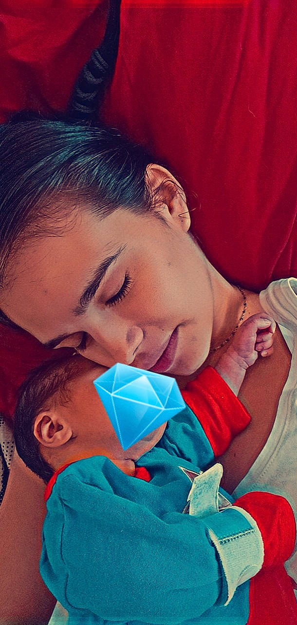 Killian participe au concours pour gagner de l'argent avec cette photo : beauty, black_hair, bracelet, chest, child, cloud, comfort, electric_blue, event, fun, gesture, happy, human, leisure, love, mouth, nail, organ, person, skin