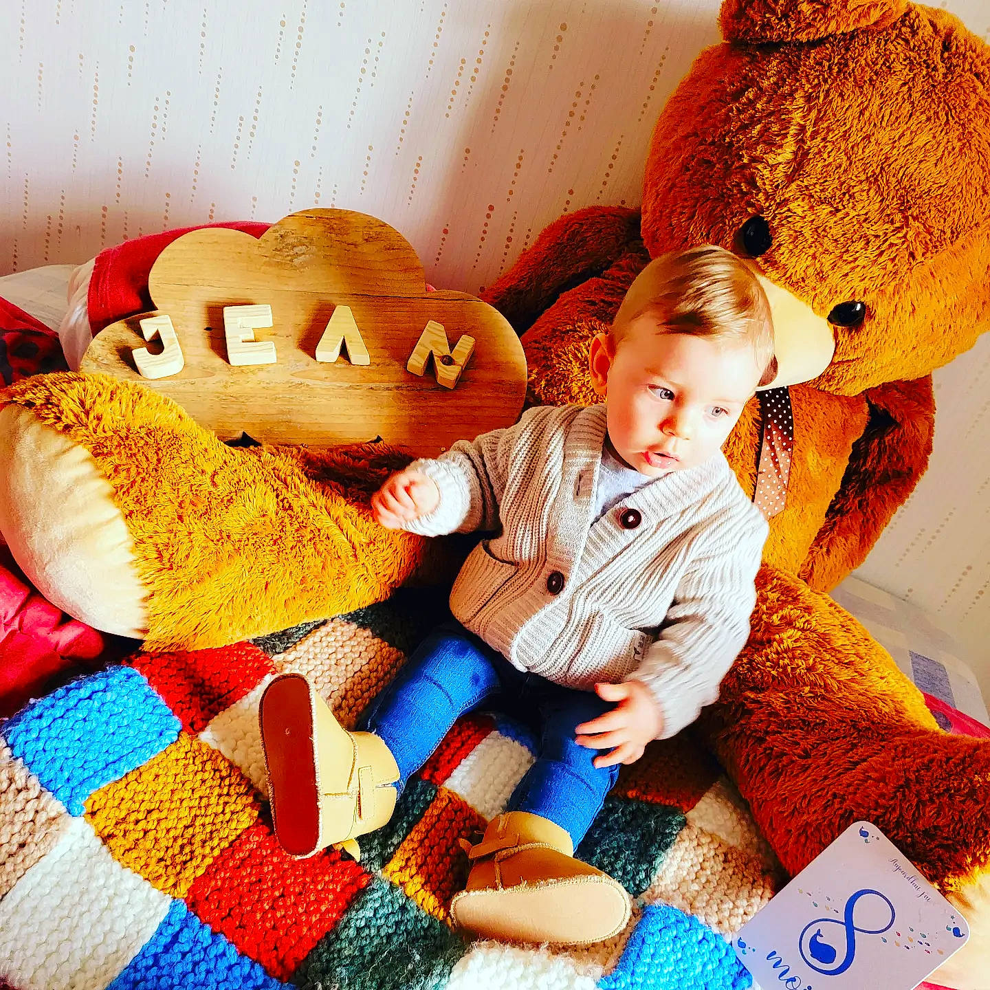 Jean a rejoint le concours — aidez-le/la à gagner de superbes lots ! baby, baby_sleeping, baby_toddler_clothing, baby_toys, child, comfort, happy, human, mammal, orange, pattern, person, plush, product, room, stuffed_toy, textile, toddler, toy, vertebrate