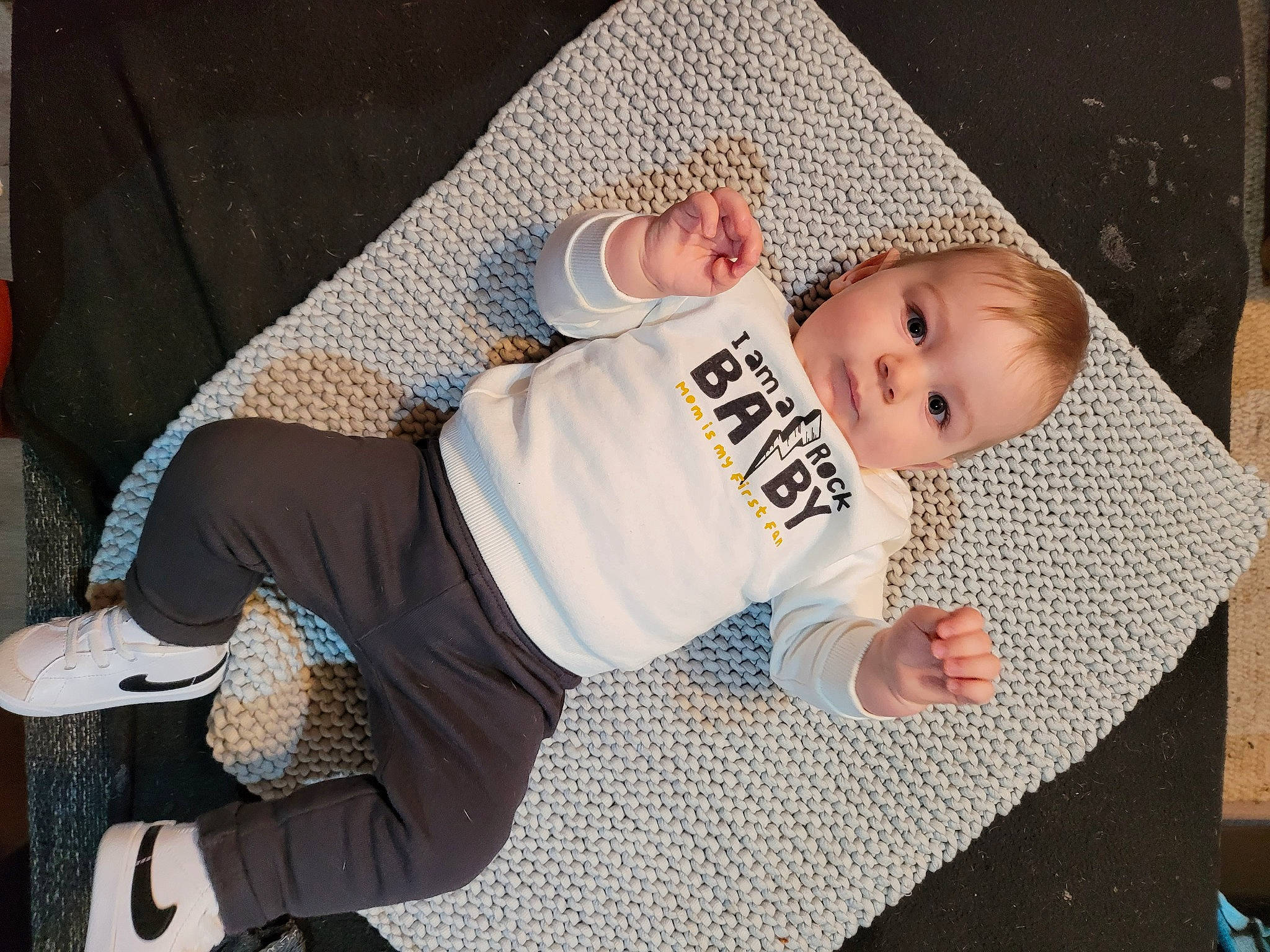Jean participe au concours pour gagner de l'argent avec cette photo : baby, baby_products, baby_toddler_clothing, child, comfort, facial_expression, flooring, headgear, human_body, human_leg, knee, linens, pattern, person, room, sitting, sleeve, sock, thigh, toddler